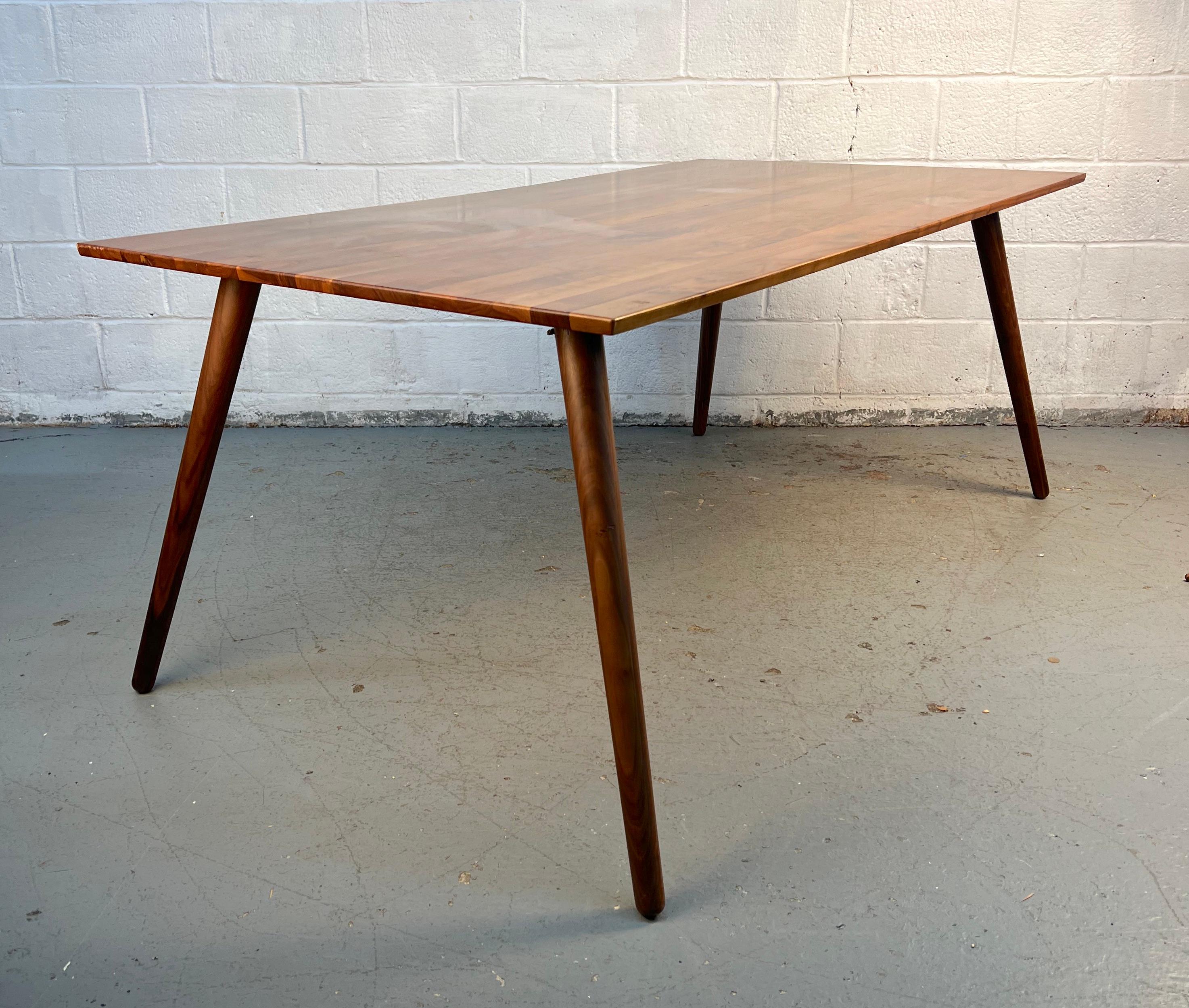Noyer Table de salle à manger élégante et moderne du milieu du siècle en vente