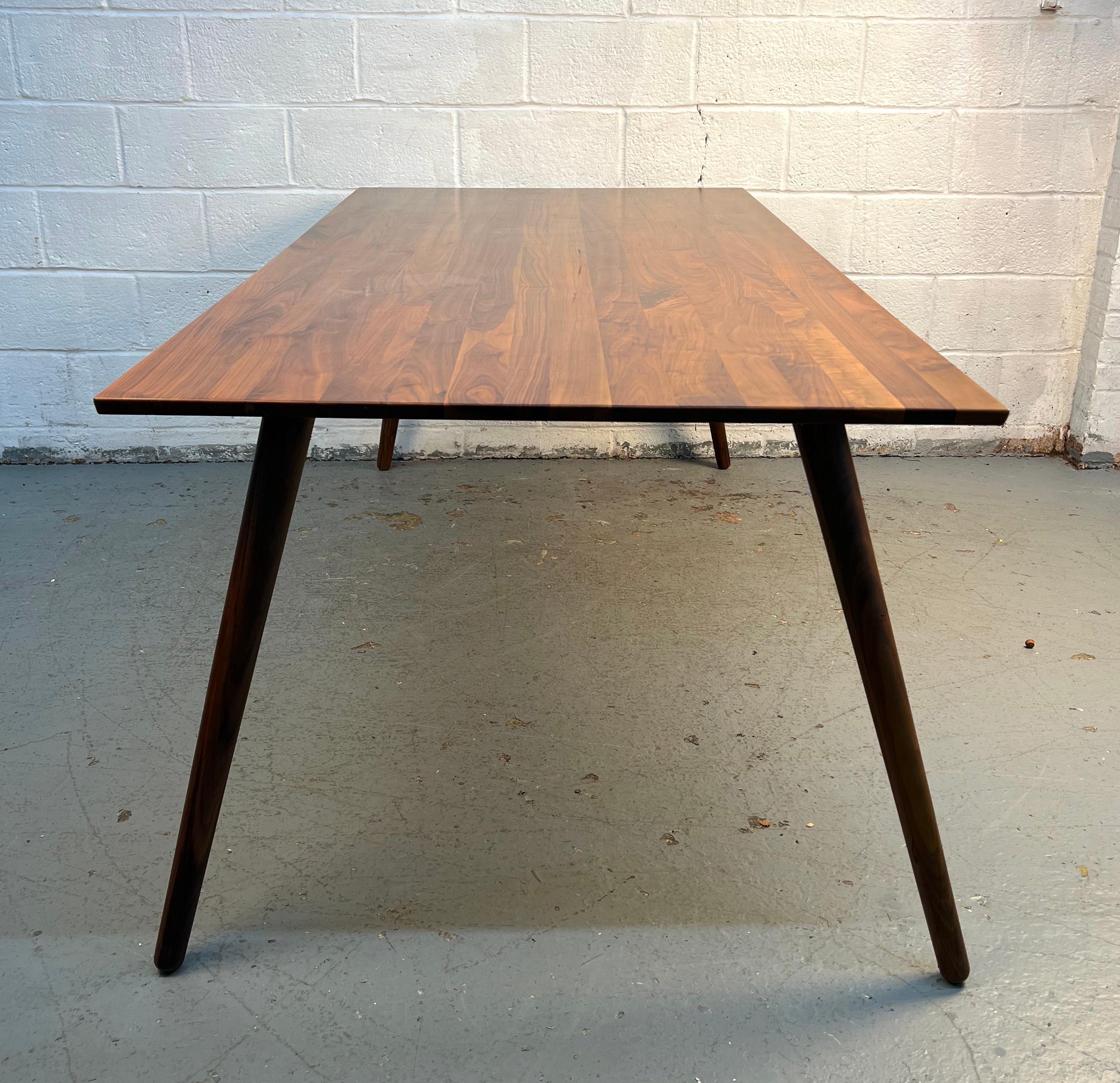 Table de salle à manger élégante et moderne du milieu du siècle en vente 3