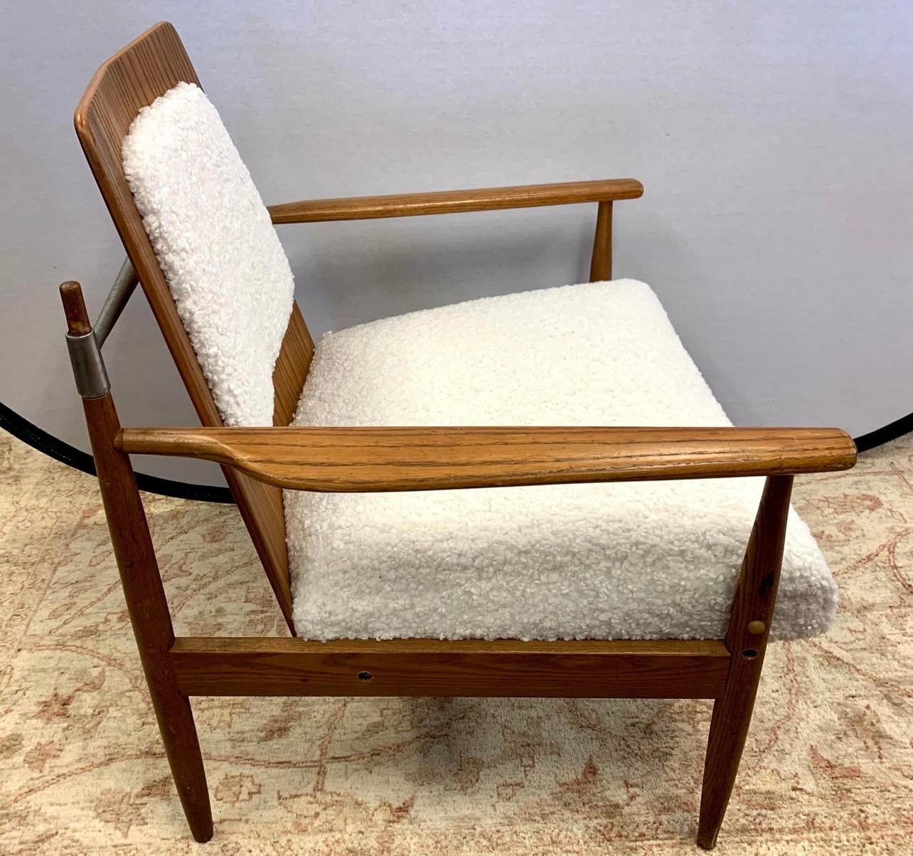 Sleek Mid-Century Modern Lounge Chair with New Boucle Upholstery In Good Condition In West Hartford, CT