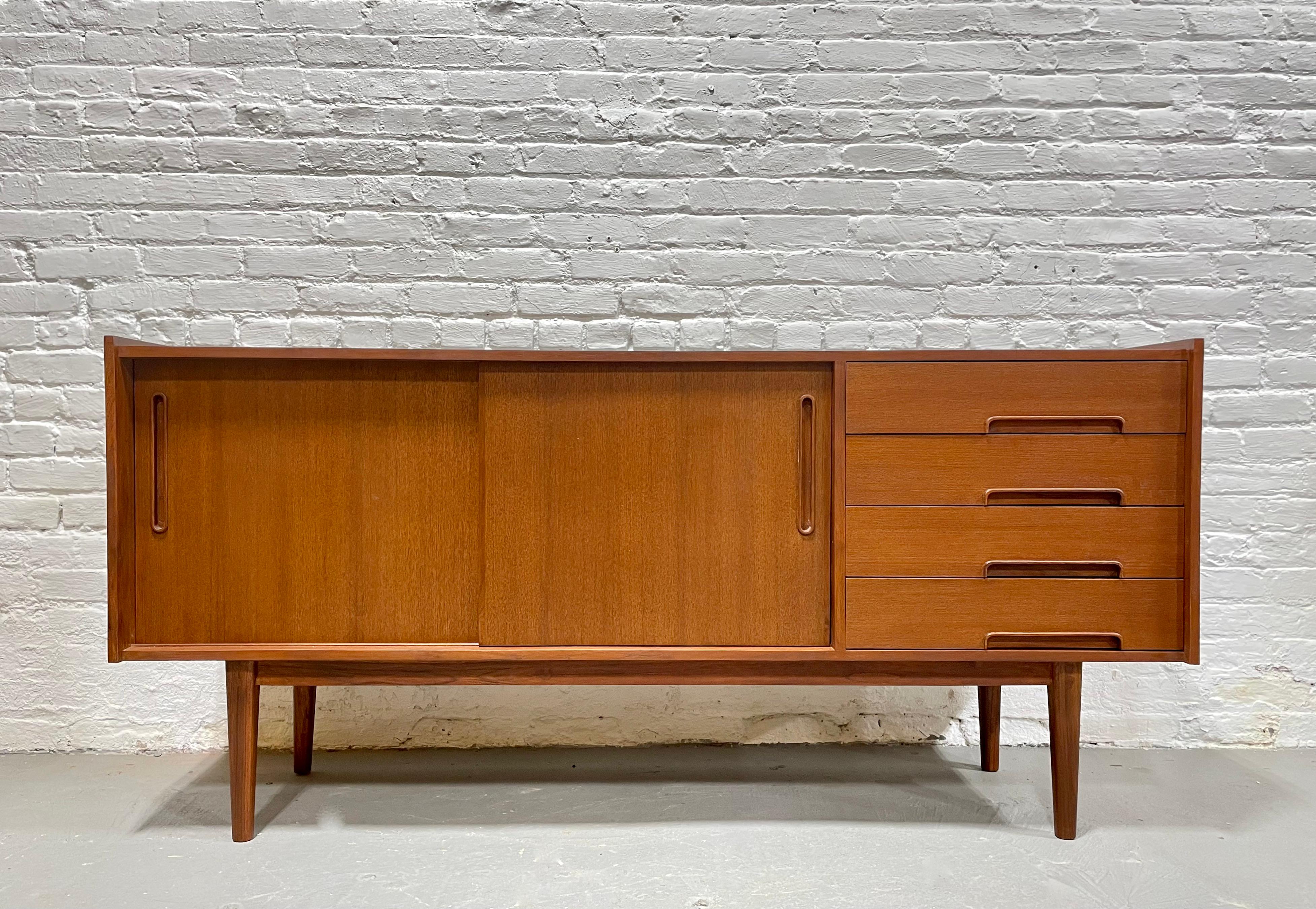 Sleek Mid-Century Modern Styled Teak Credenza / Media Stand In New Condition For Sale In Weehawken, NJ