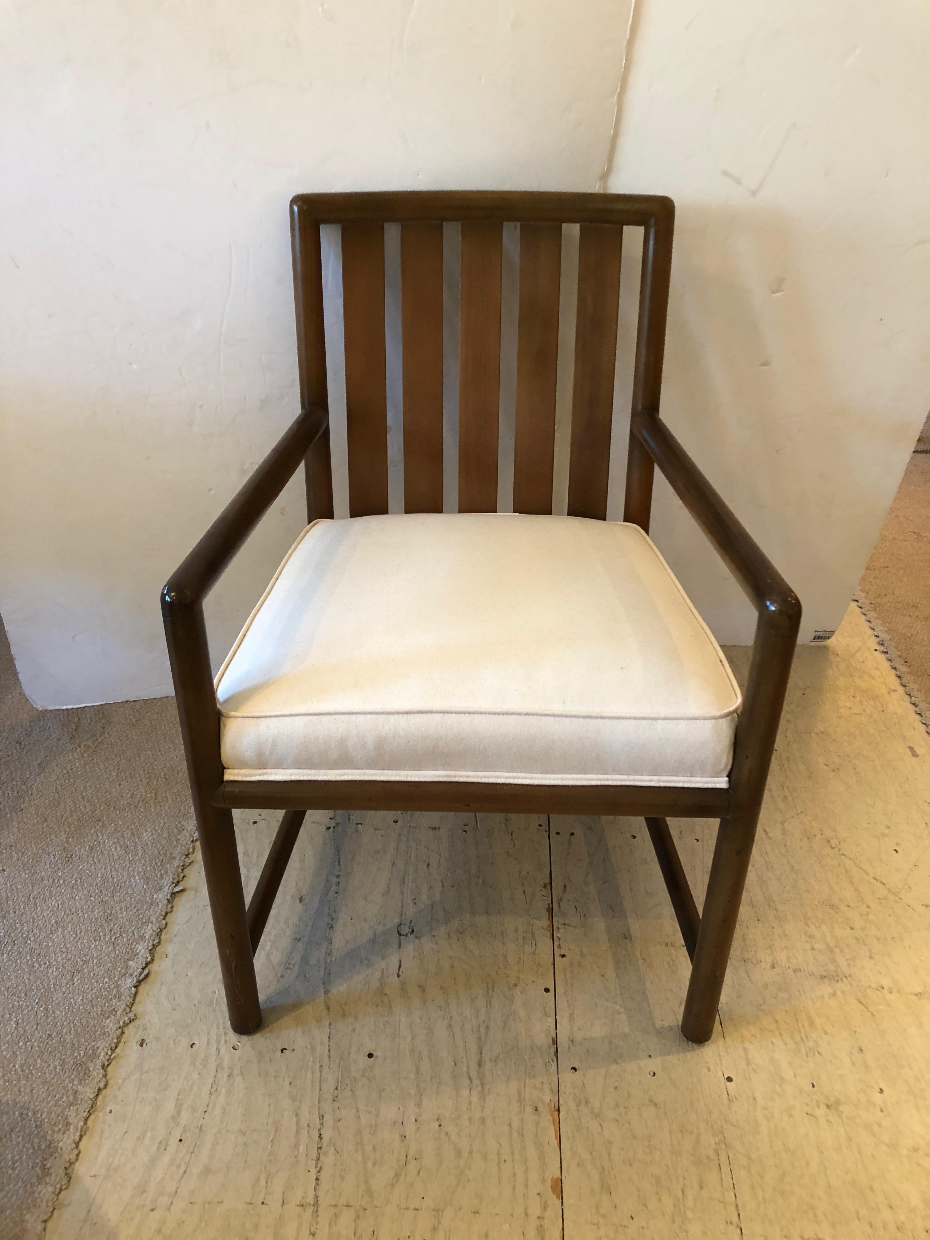 Mid-Century Modern Fauteuil club élégant en noyer de T. H. Robsjohn-Gibbings, de style moderne du milieu du siècle dernier en vente