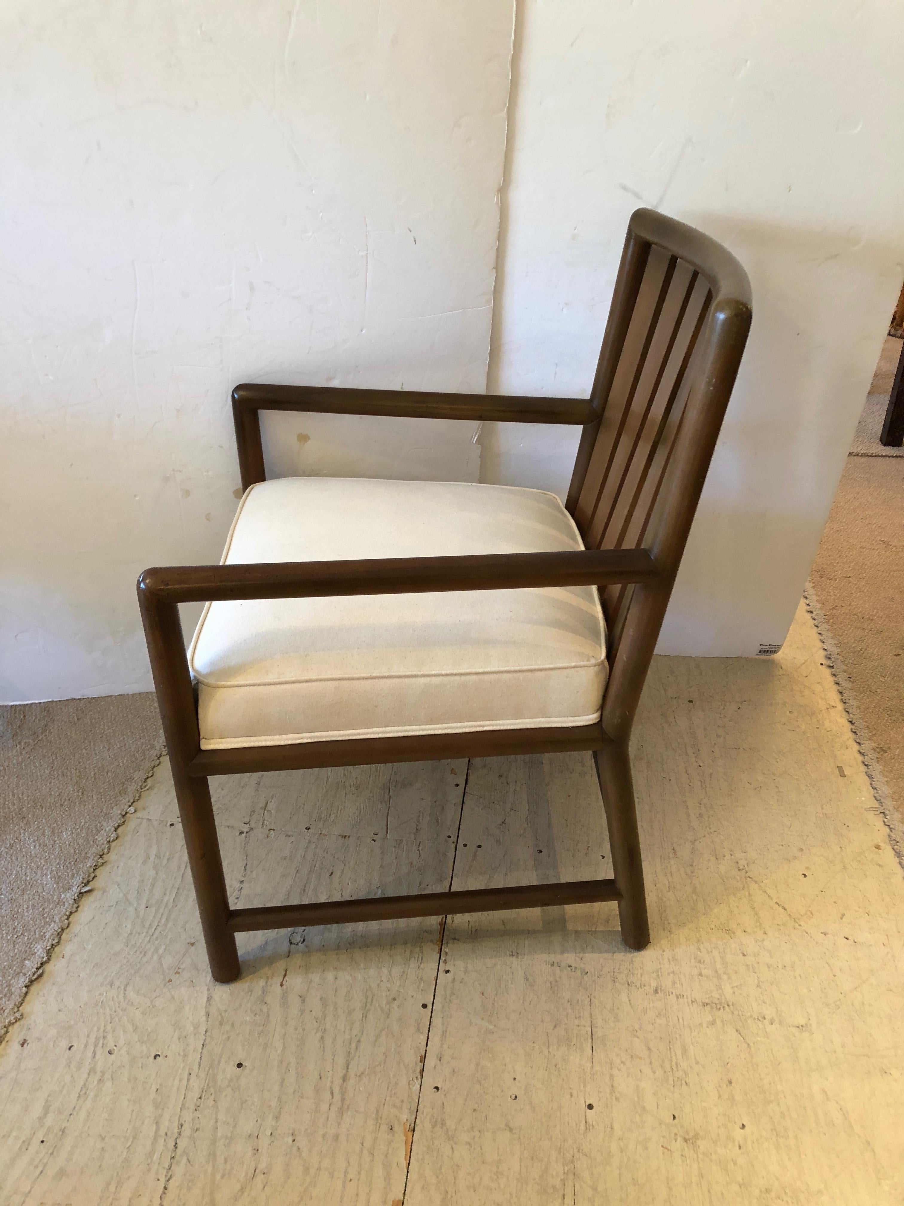 Fauteuil club élégant en noyer de T. H. Robsjohn-Gibbings, de style moderne du milieu du siècle dernier Bon état - En vente à Hopewell, NJ