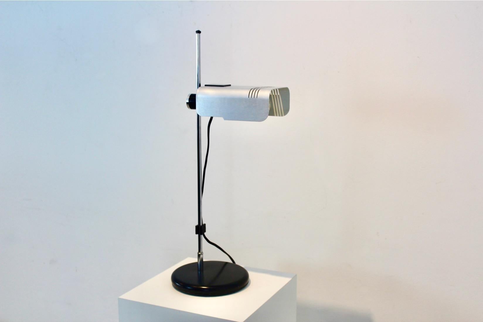 Eleva tu espacio de trabajo o tu interior con esta lámpara de escritorio sorprendentemente modernista de Targetti Sankey, uno de los principales fabricantes italianos de iluminación del siglo XX. Diseñada en la década de 1970, esta pieza escultórica