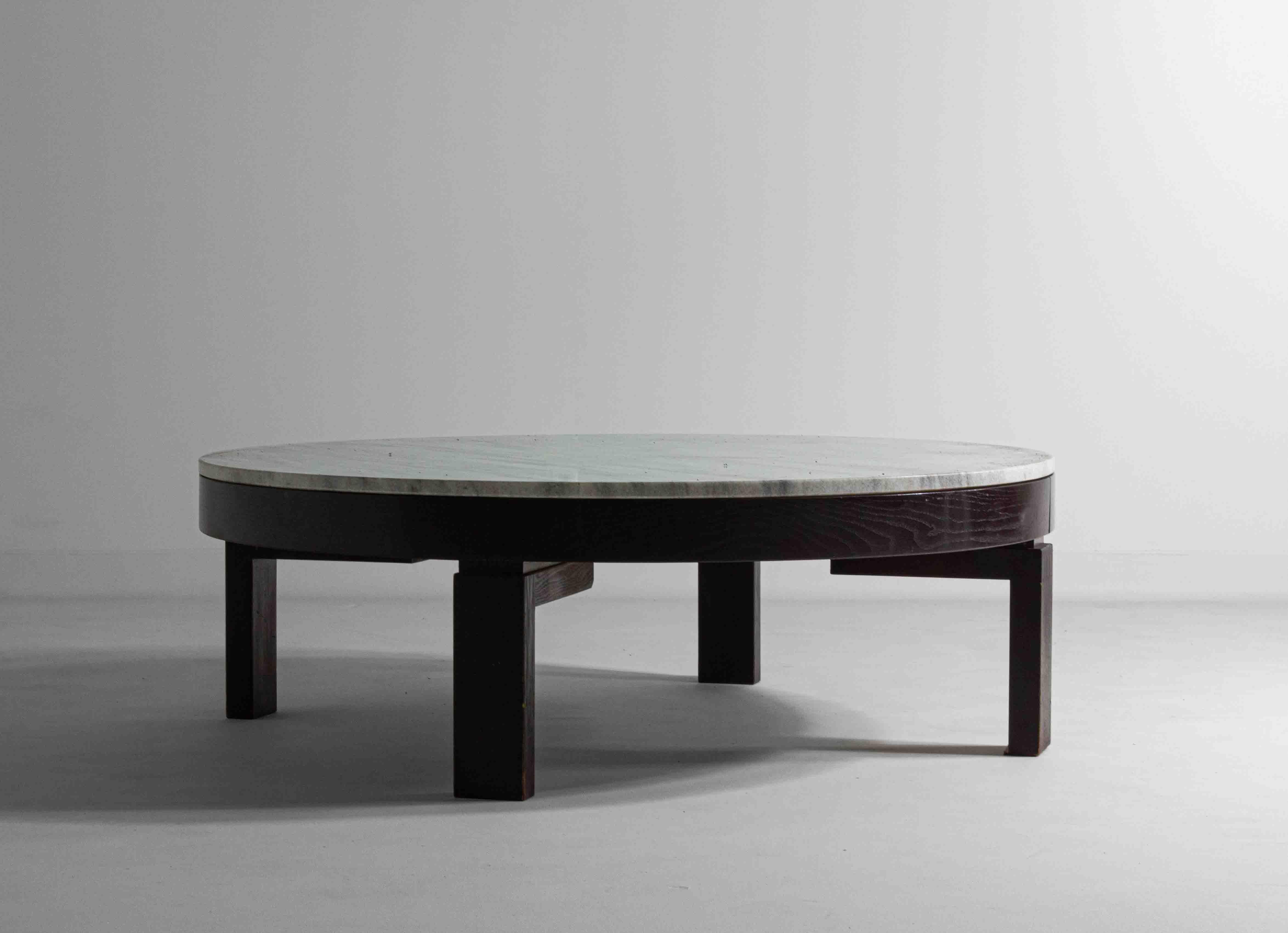 Mid-Century Modern Sleek mid-century round marble coffee table, 1960s For Sale