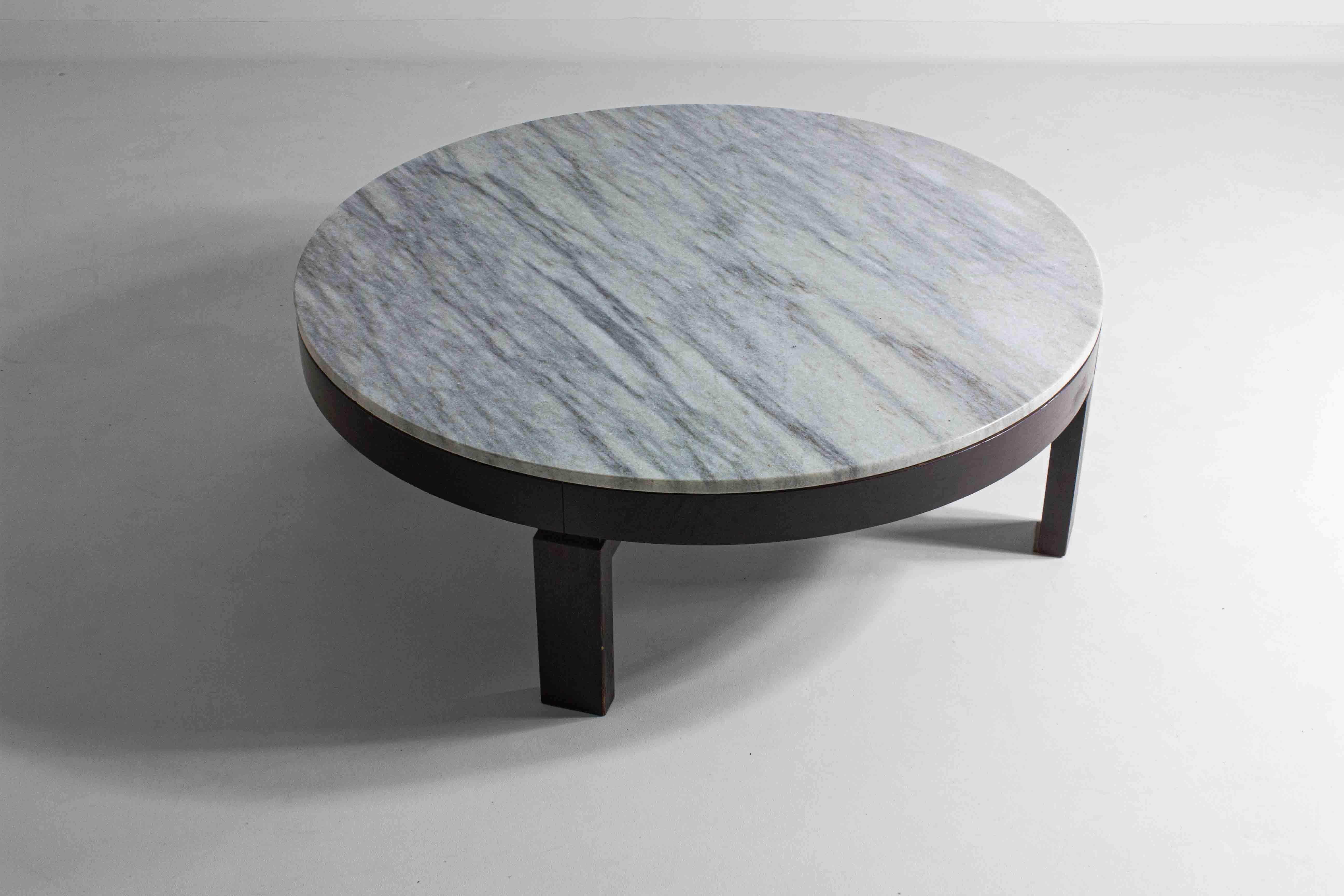 Belgian Sleek mid-century round marble coffee table, 1960s For Sale