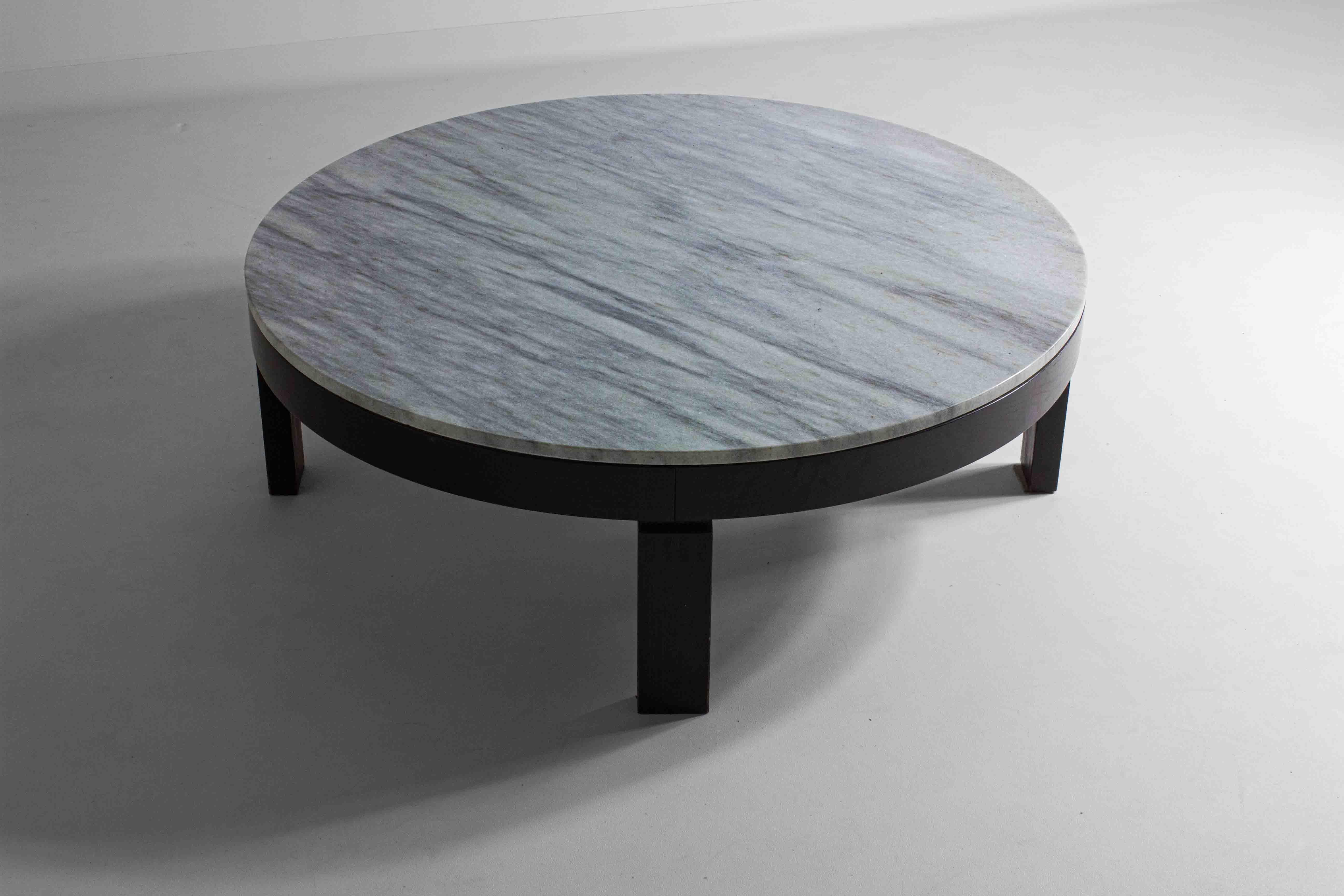 Sleek mid-century round marble coffee table, 1960s In Good Condition For Sale In Antwerpen, VAN