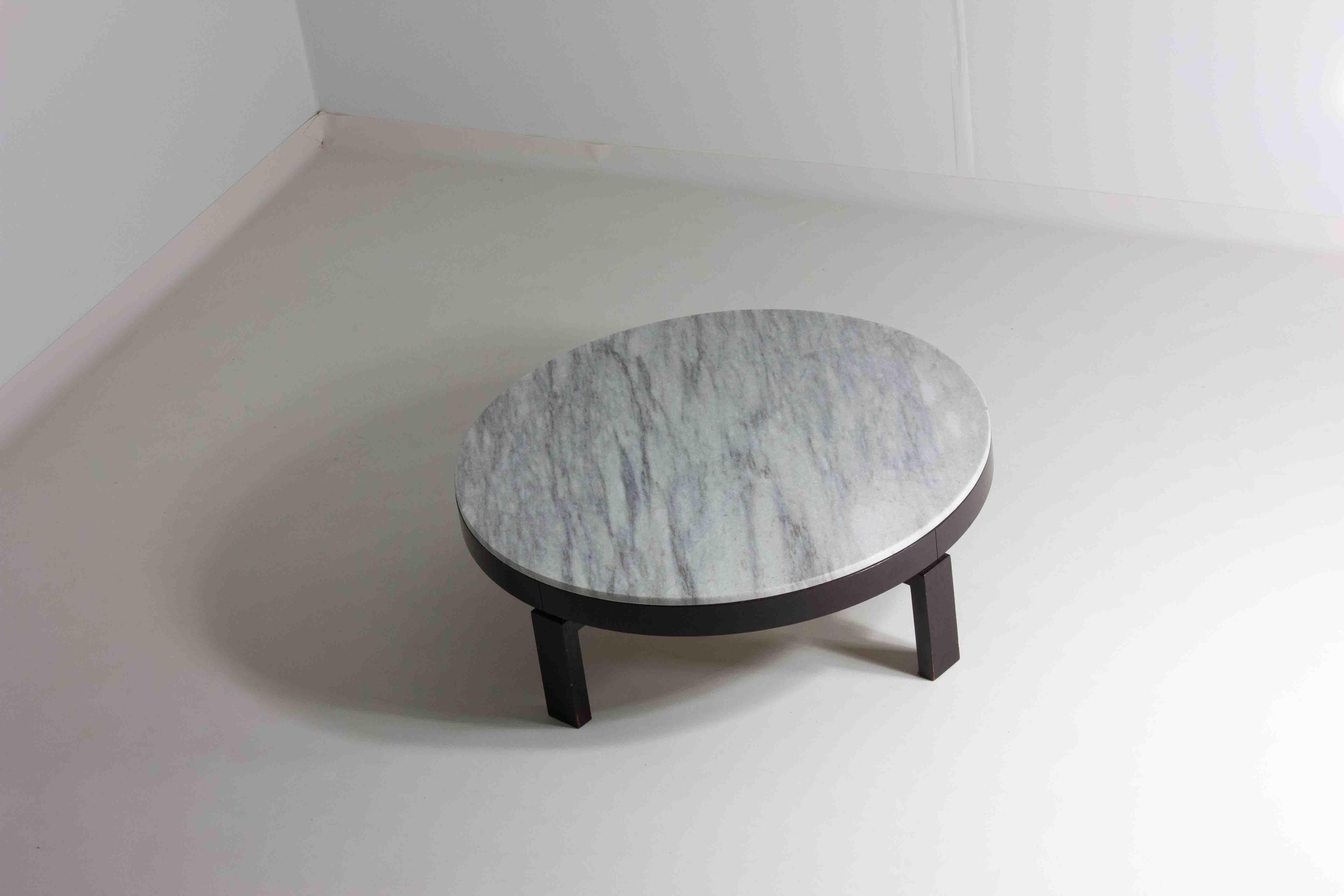 Marble Sleek mid-century round marble coffee table, 1960s For Sale