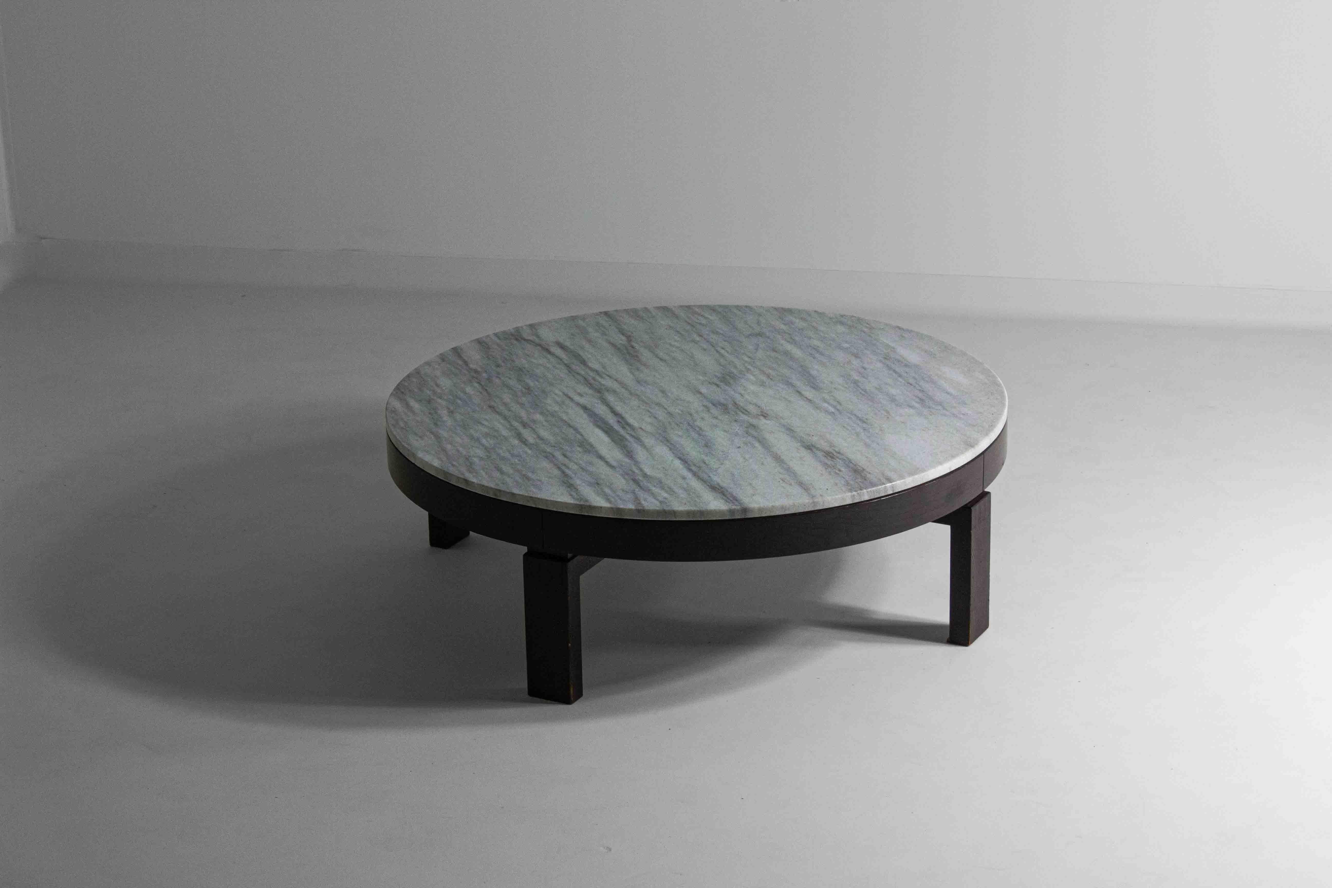 Sleek mid-century round marble coffee table, 1960s For Sale 1