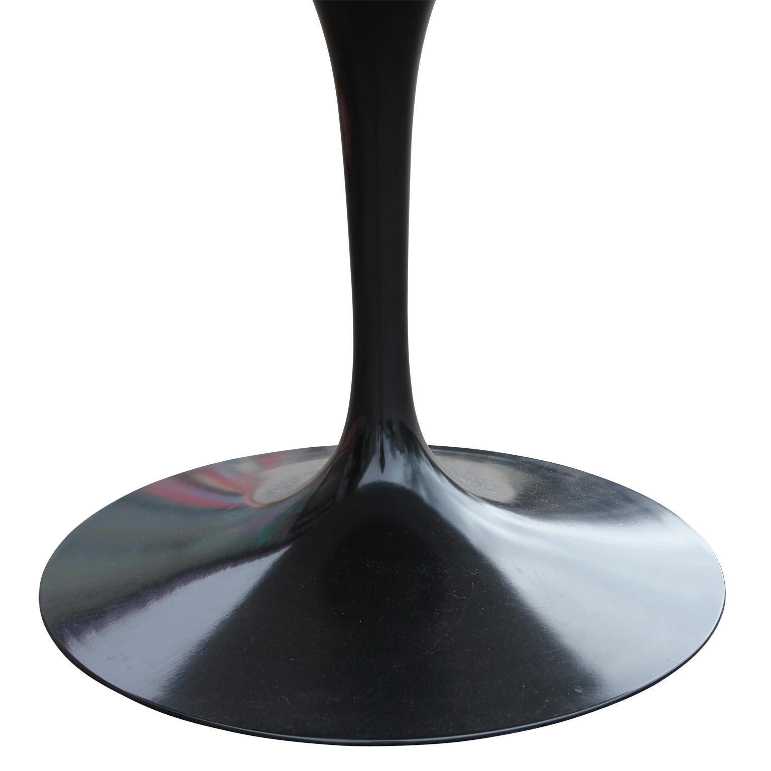 Mid-Century Modern Sleek Modern Black and White Knoll Round Tulip Dining Table