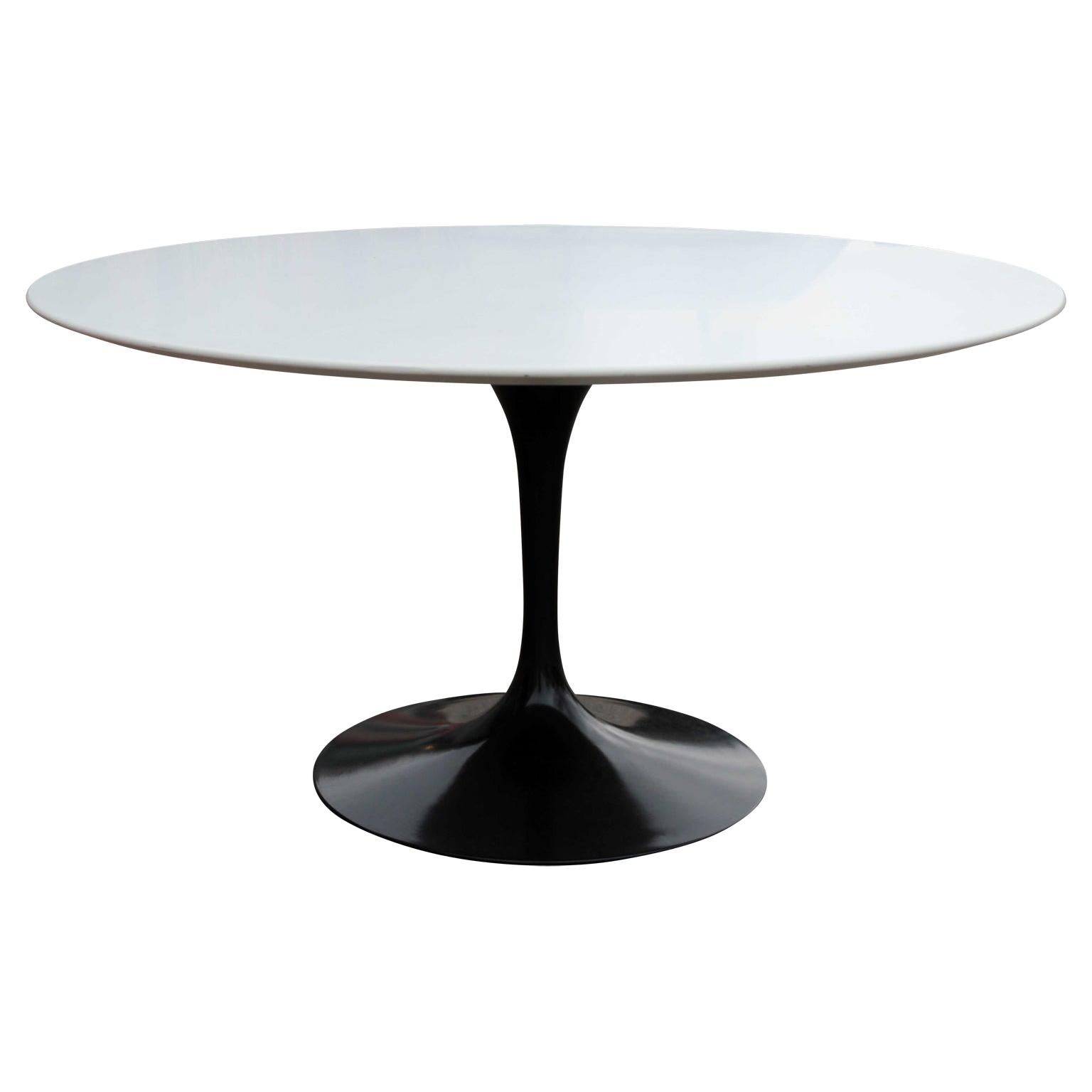 Sleek Modern Black and White Knoll Round Tulip Dining Table at 1stDibs