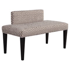 Elegante banco moderno de perfil bajo by Carrocel