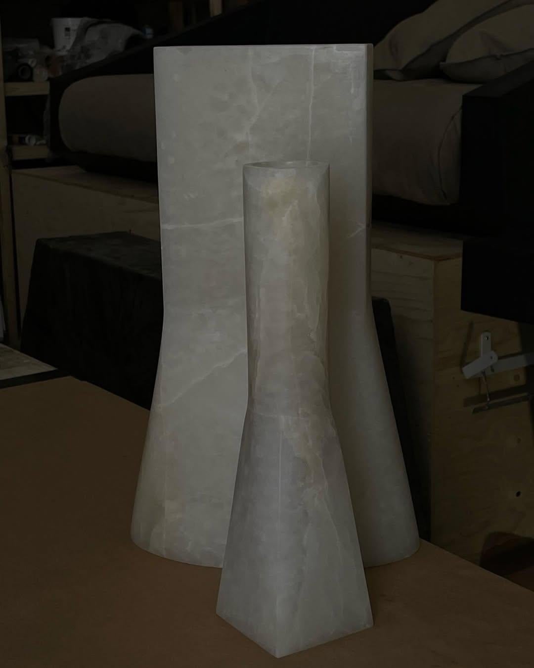 XXIe siècle et contemporain Vase contemporain moderne et épuré en onyx blanc naturel par Lucas Morten en vente