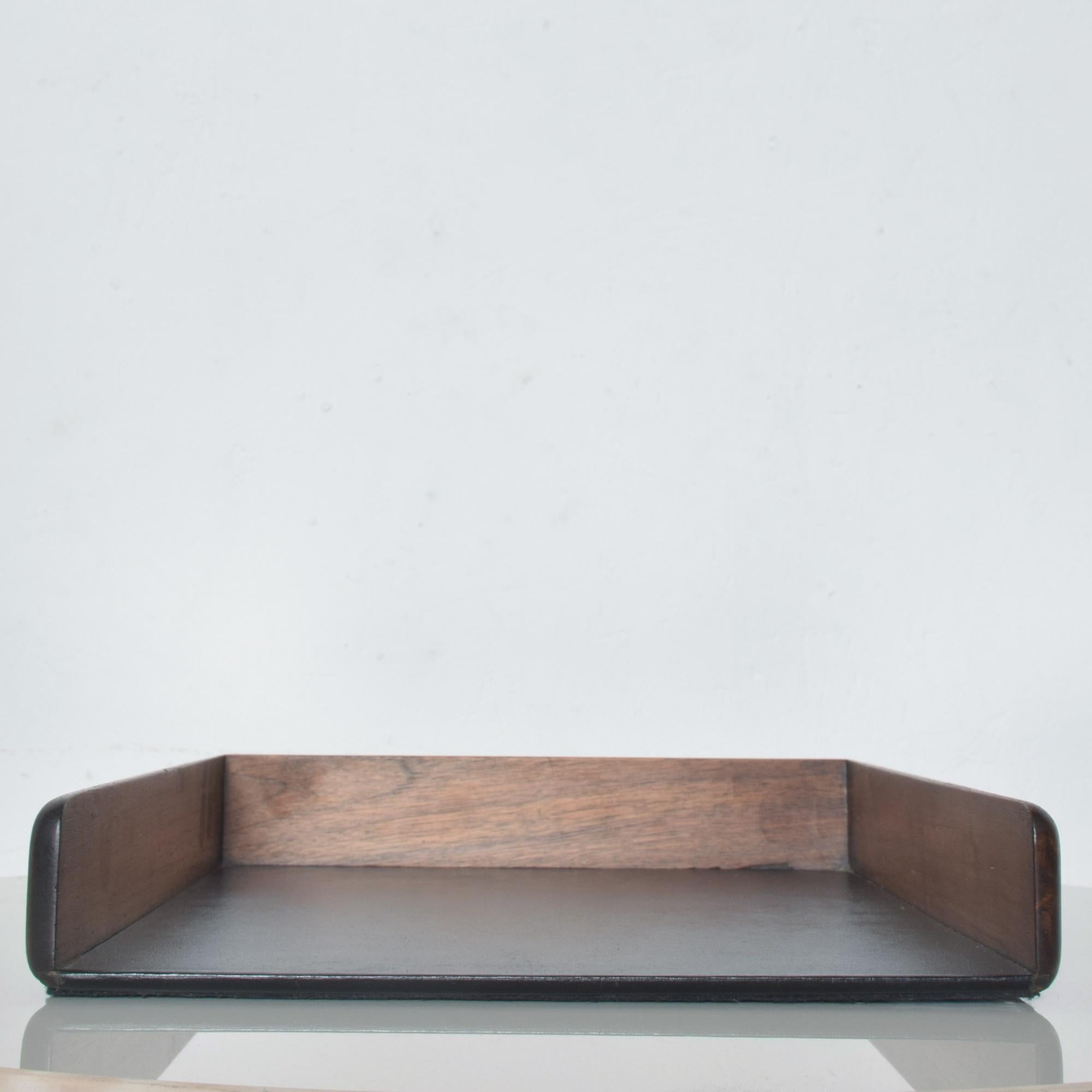 Midcentury sleek and simple handsome modern desk office tray in warm walnut wood

Clean design inbox outbox mail paper holder desk tray, circa 1970s. Style of Peter Pepper Products.

Measures: 13 1/2