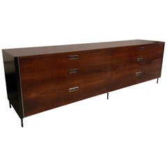 Commode basse moderne et élégante en bois de rose et chrome