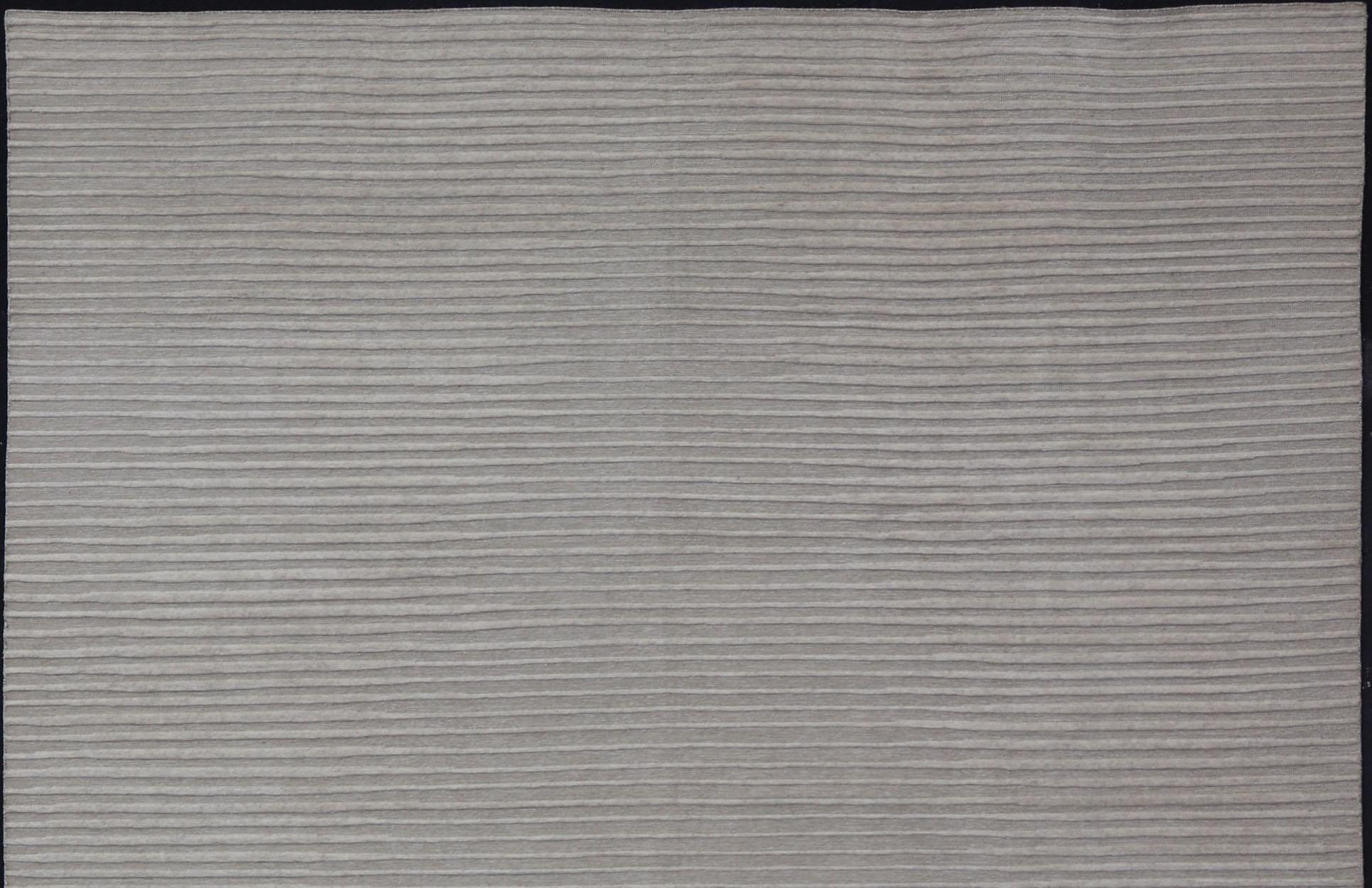 Indien Tapis moderne en laine dans les tons beige et ivoire 12 x 15'1 en vente