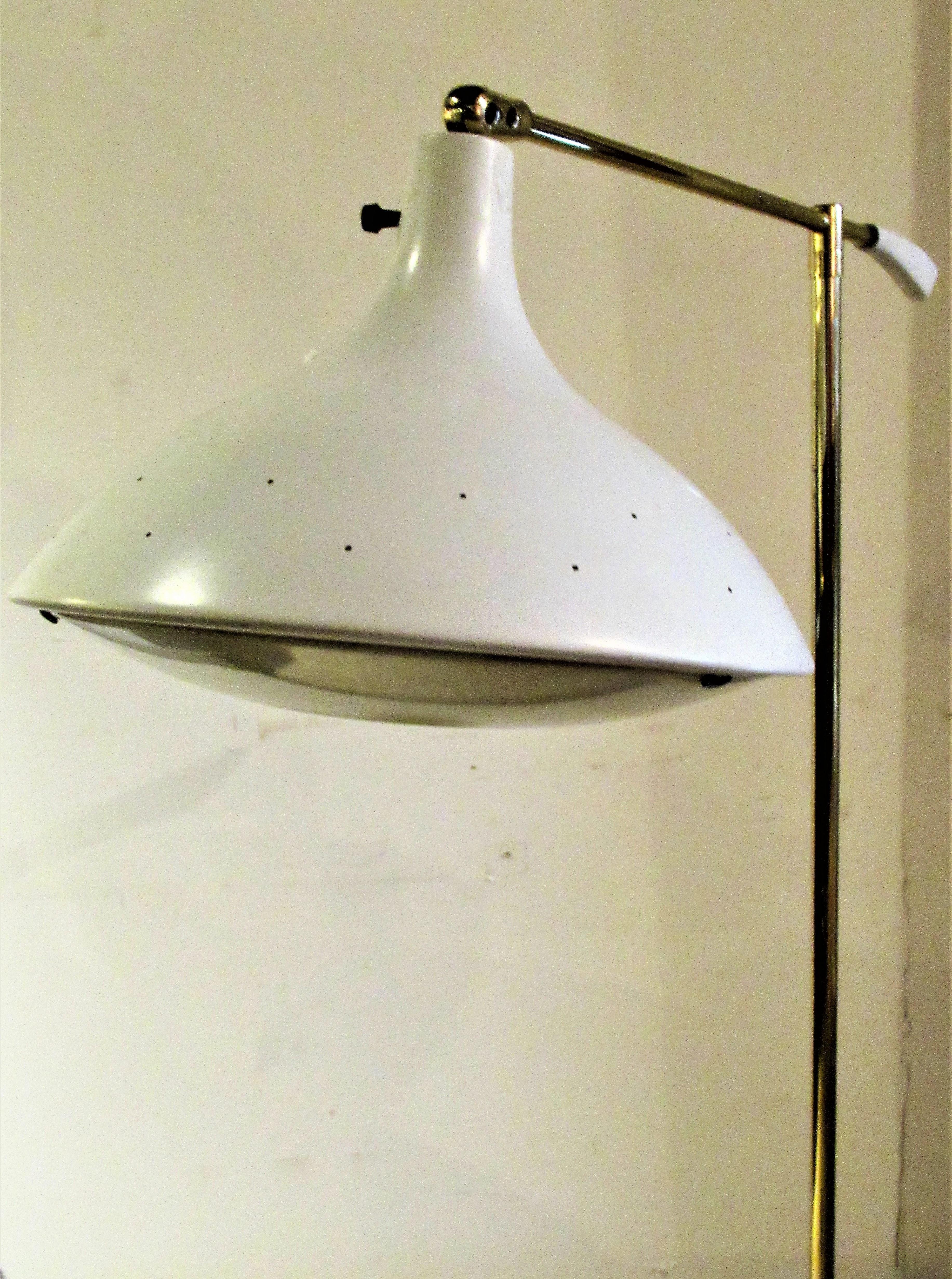 Sleek Modernist Floor Lamp Attributed to Lightolier In Good Condition In Rochester, NY