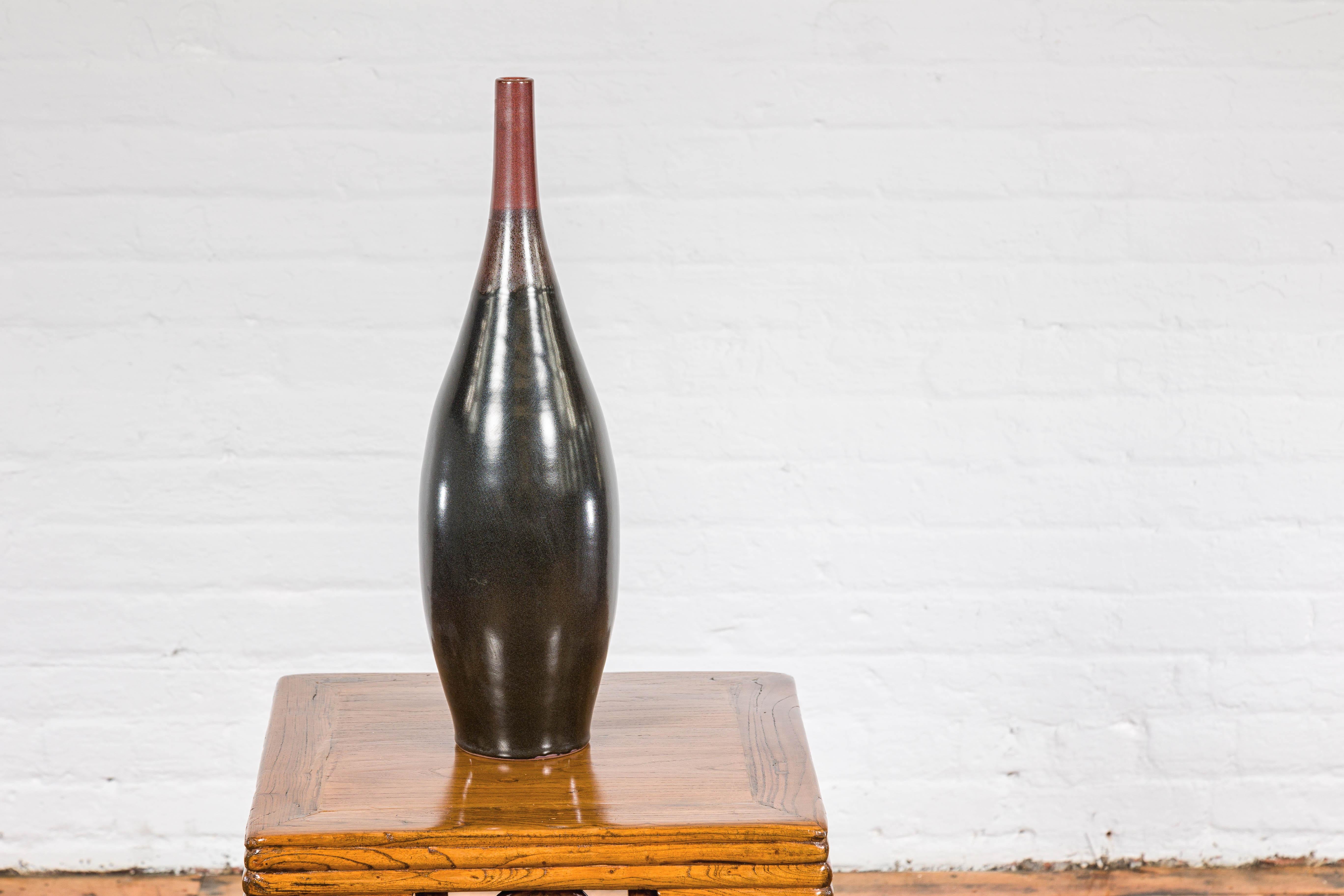 Vase élégant en céramique émaillée multicolore rouge, Brown et noire à bec étroit en vente 4