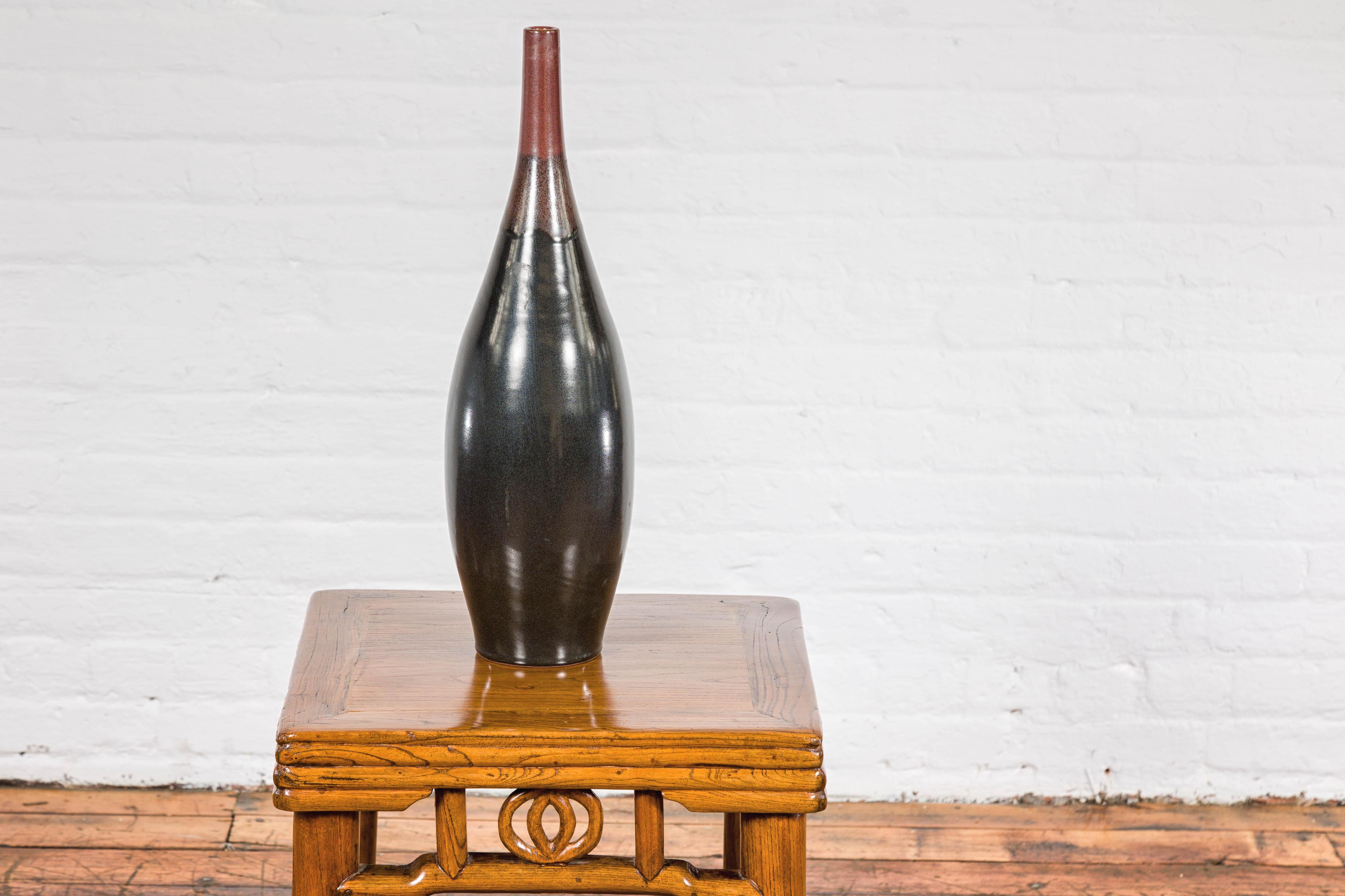 Vase élégant en céramique émaillée multicolore rouge, Brown et noire à bec étroit en vente 5