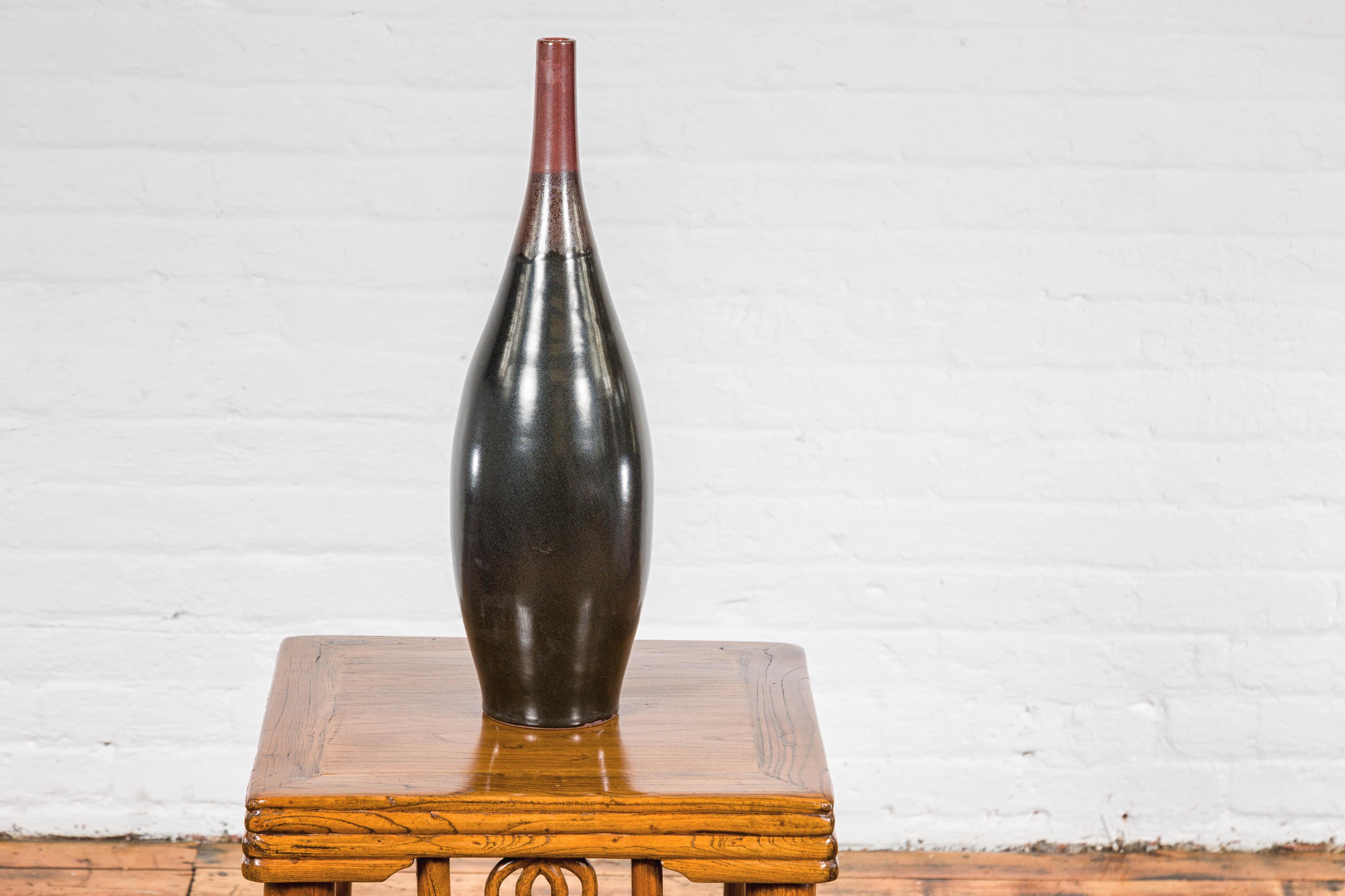 Vase élégant en céramique émaillée multicolore rouge, Brown et noire à bec étroit en vente 7