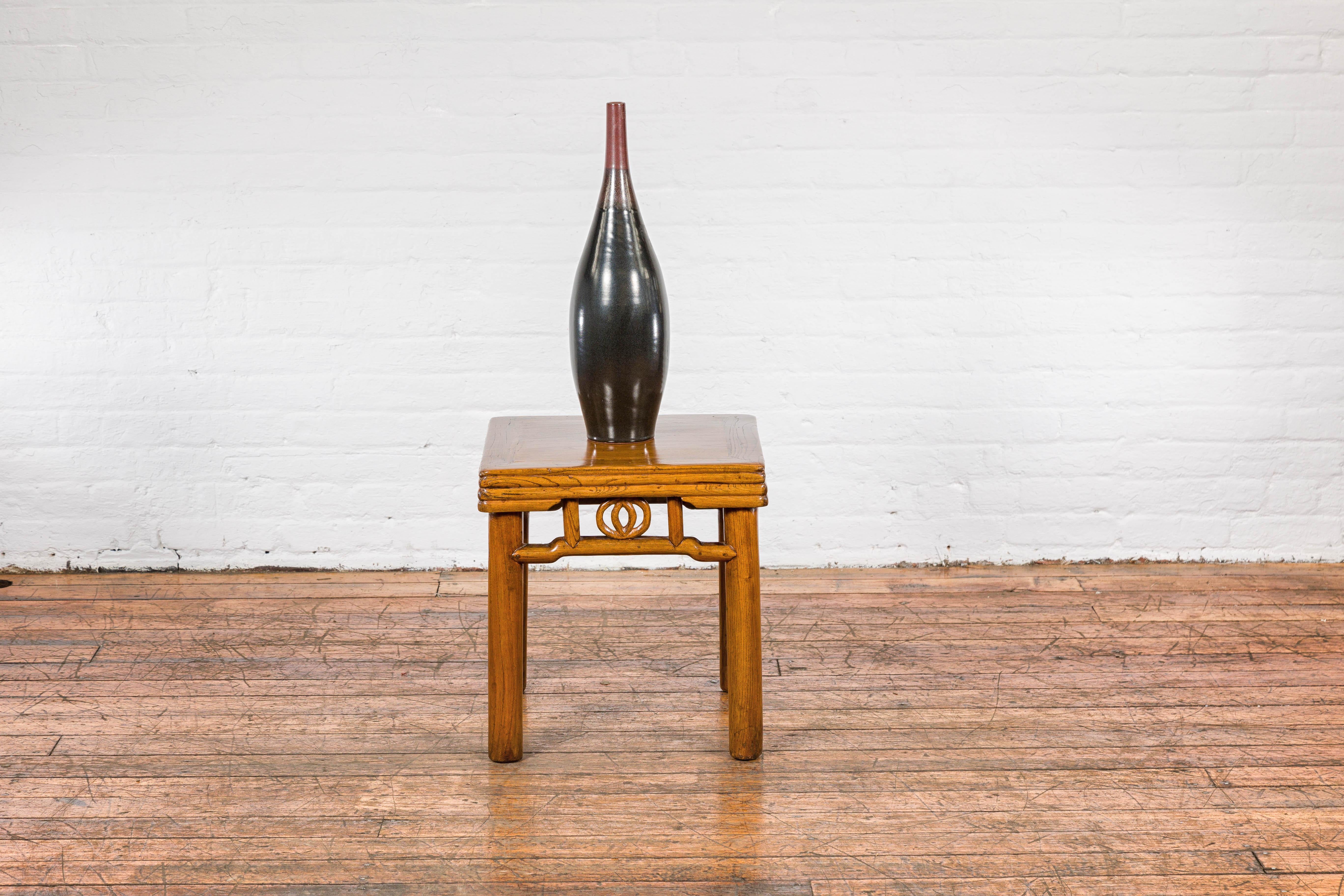 Vernissé Vase élégant en céramique émaillée multicolore rouge, Brown et noire à bec étroit en vente