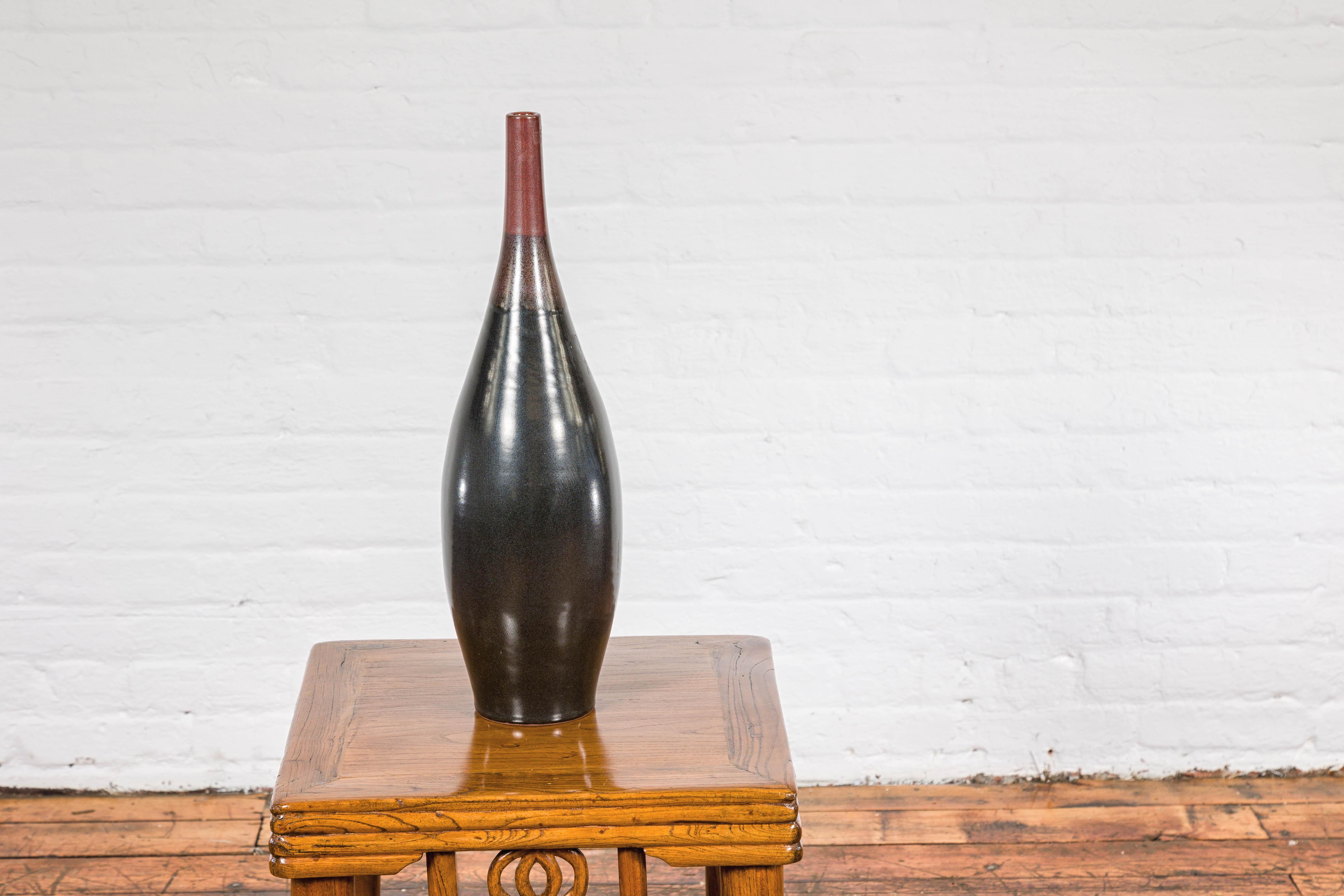 Vase élégant en céramique émaillée multicolore rouge, Brown et noire à bec étroit Bon état - En vente à Yonkers, NY
