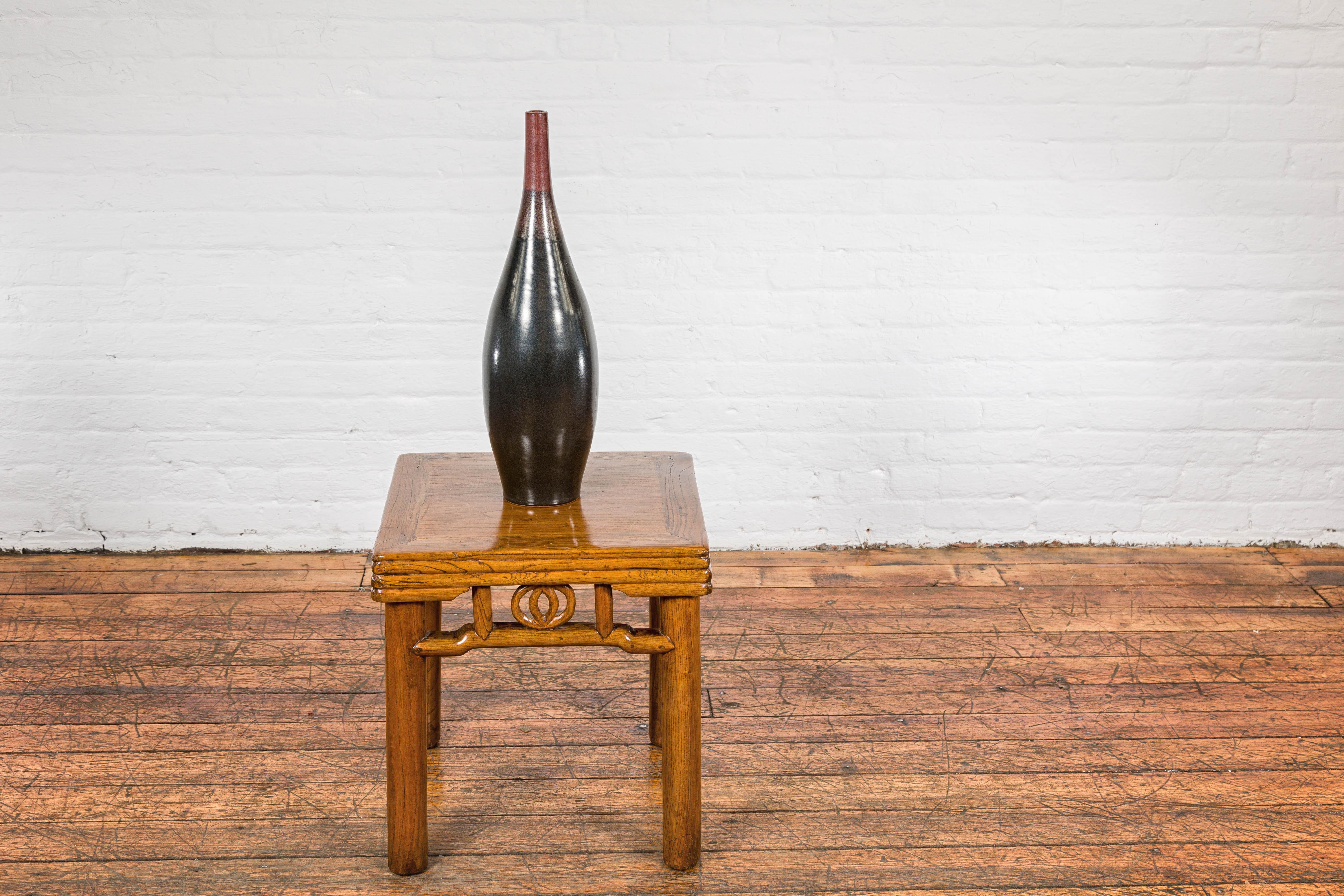 XXIe siècle et contemporain Vase élégant en céramique émaillée multicolore rouge, Brown et noire à bec étroit en vente