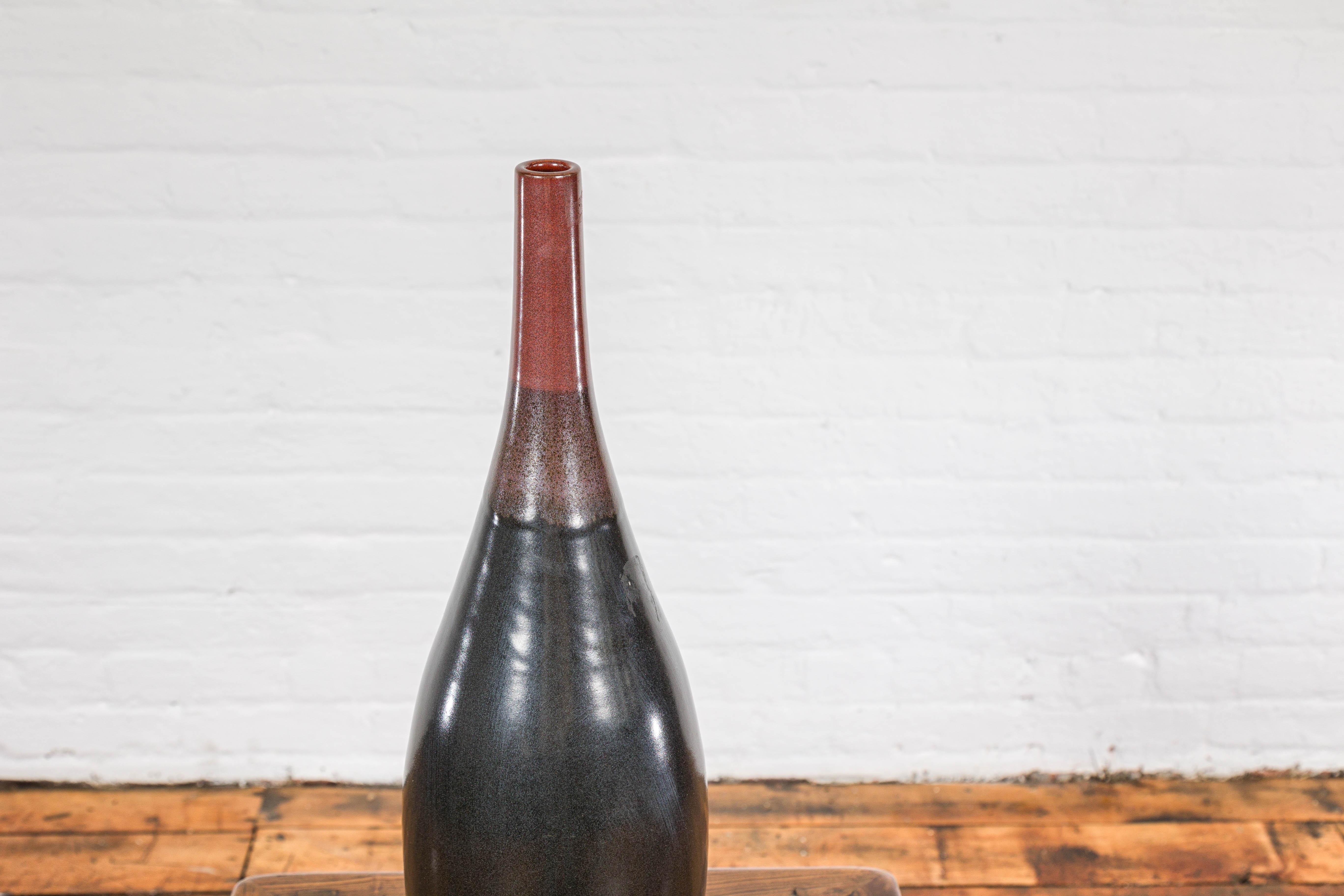 Céramique Vase élégant en céramique émaillée multicolore rouge, Brown et noire à bec étroit en vente