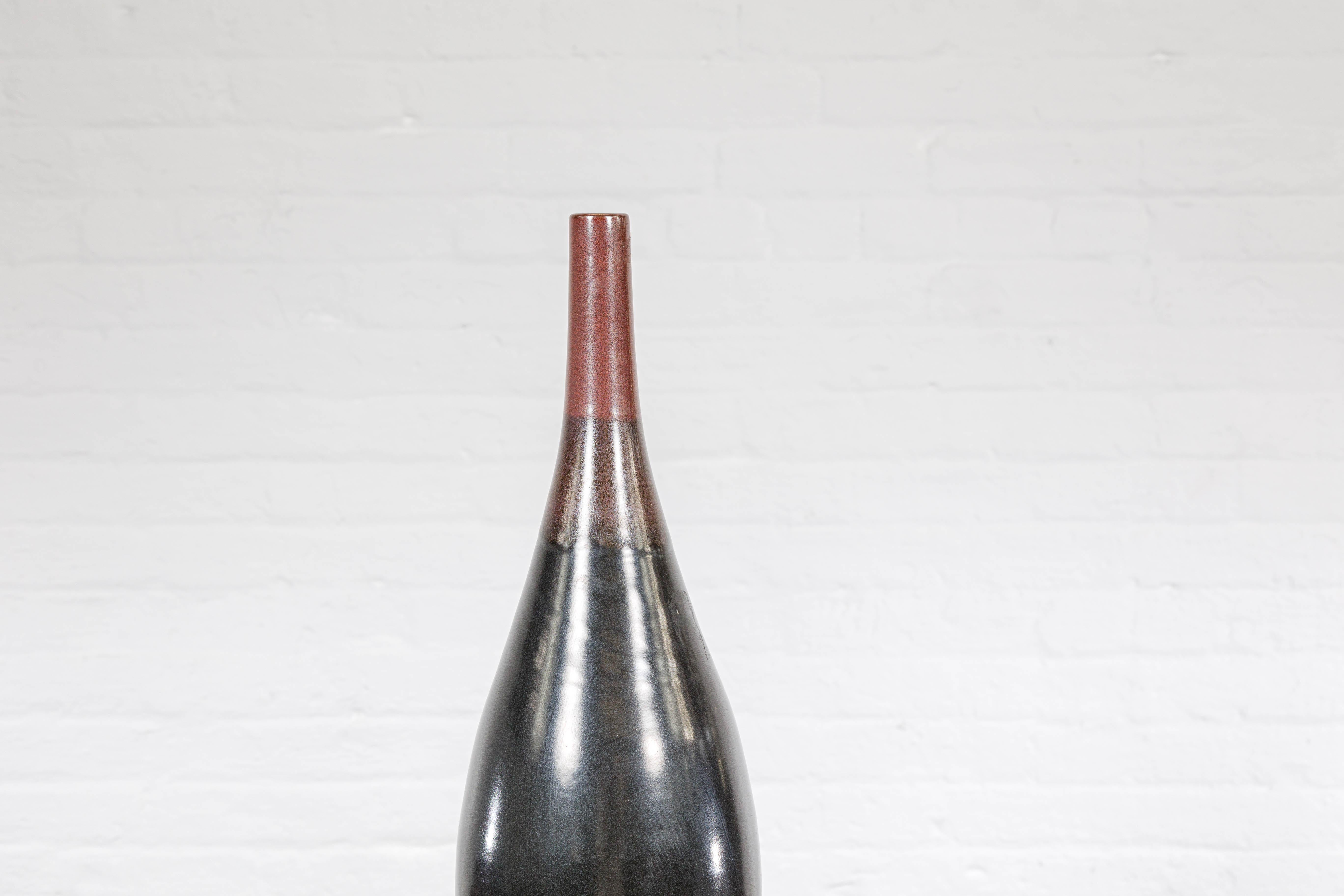 Vase élégant en céramique émaillée multicolore rouge, Brown et noire à bec étroit en vente 1