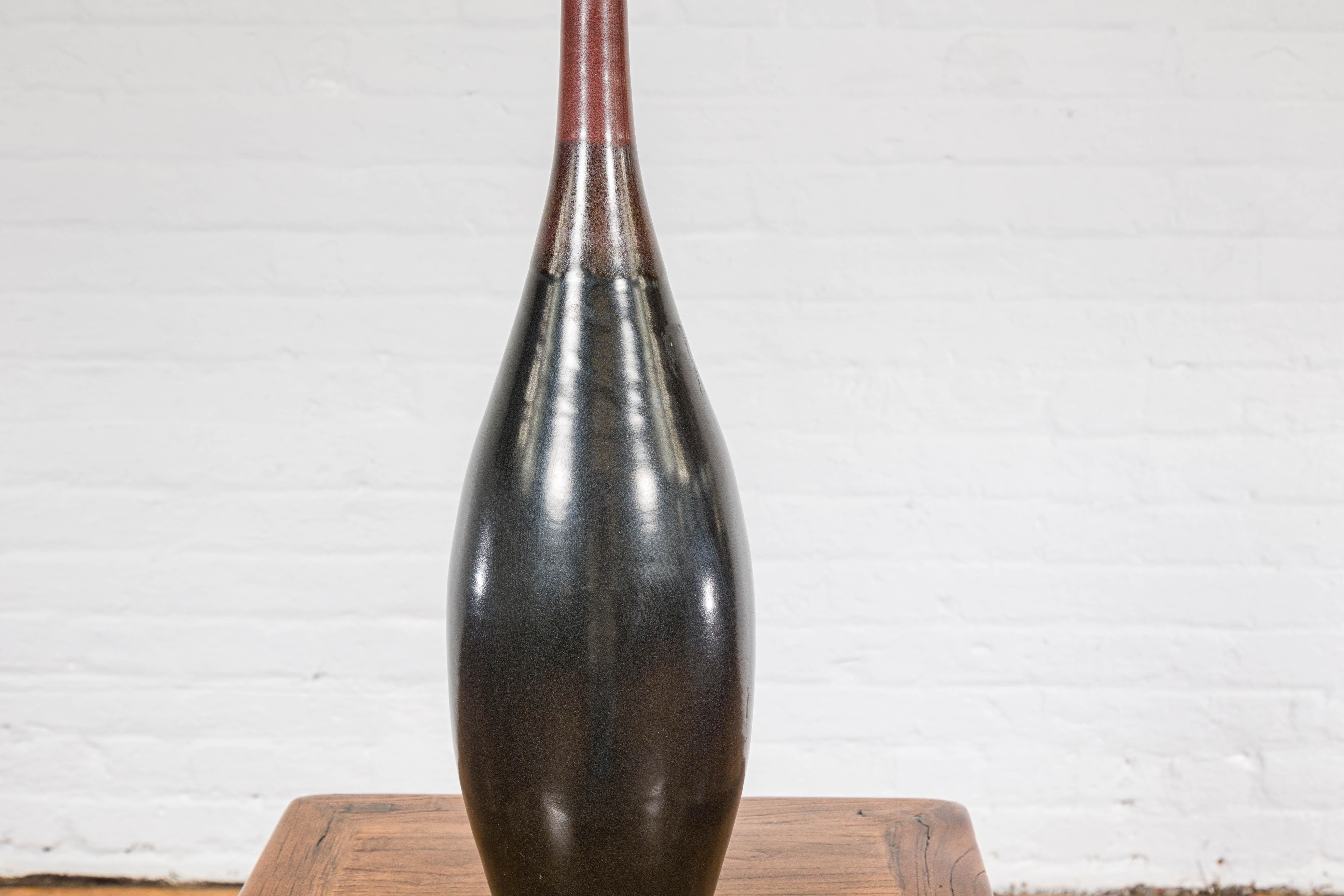 Vase élégant en céramique émaillée multicolore rouge, Brown et noire à bec étroit en vente 2