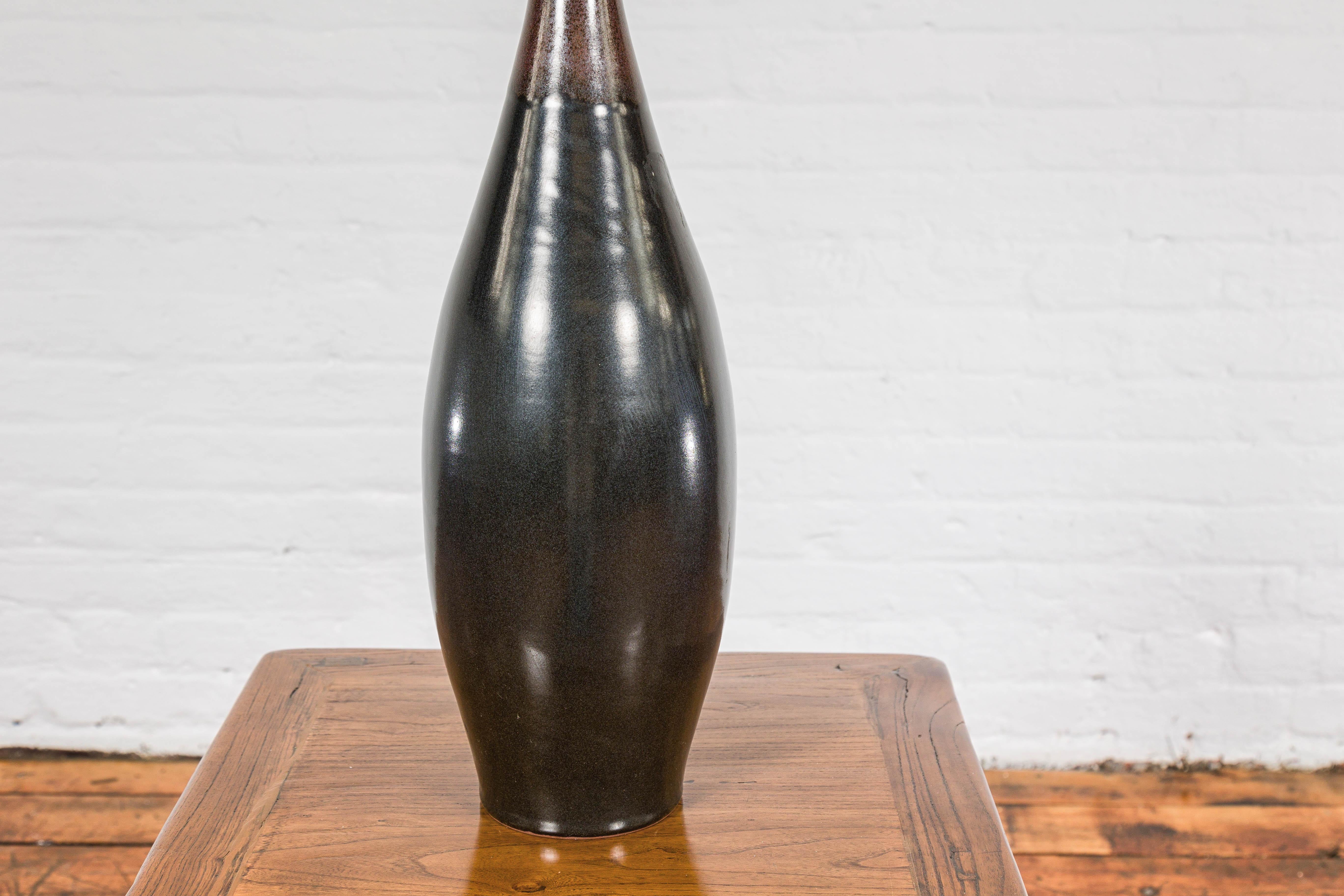 Vase élégant en céramique émaillée multicolore rouge, Brown et noire à bec étroit en vente 3