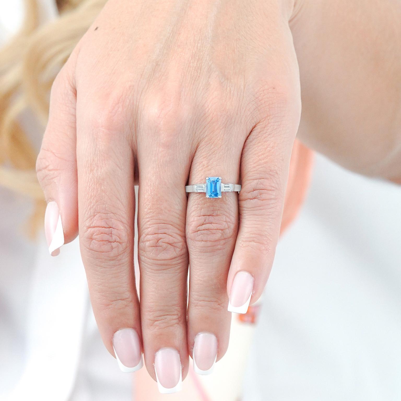 Schlichter Aquamarin- und Diamantring aus den Neunzigern im Zustand „Hervorragend“ im Angebot in Litchfield, CT