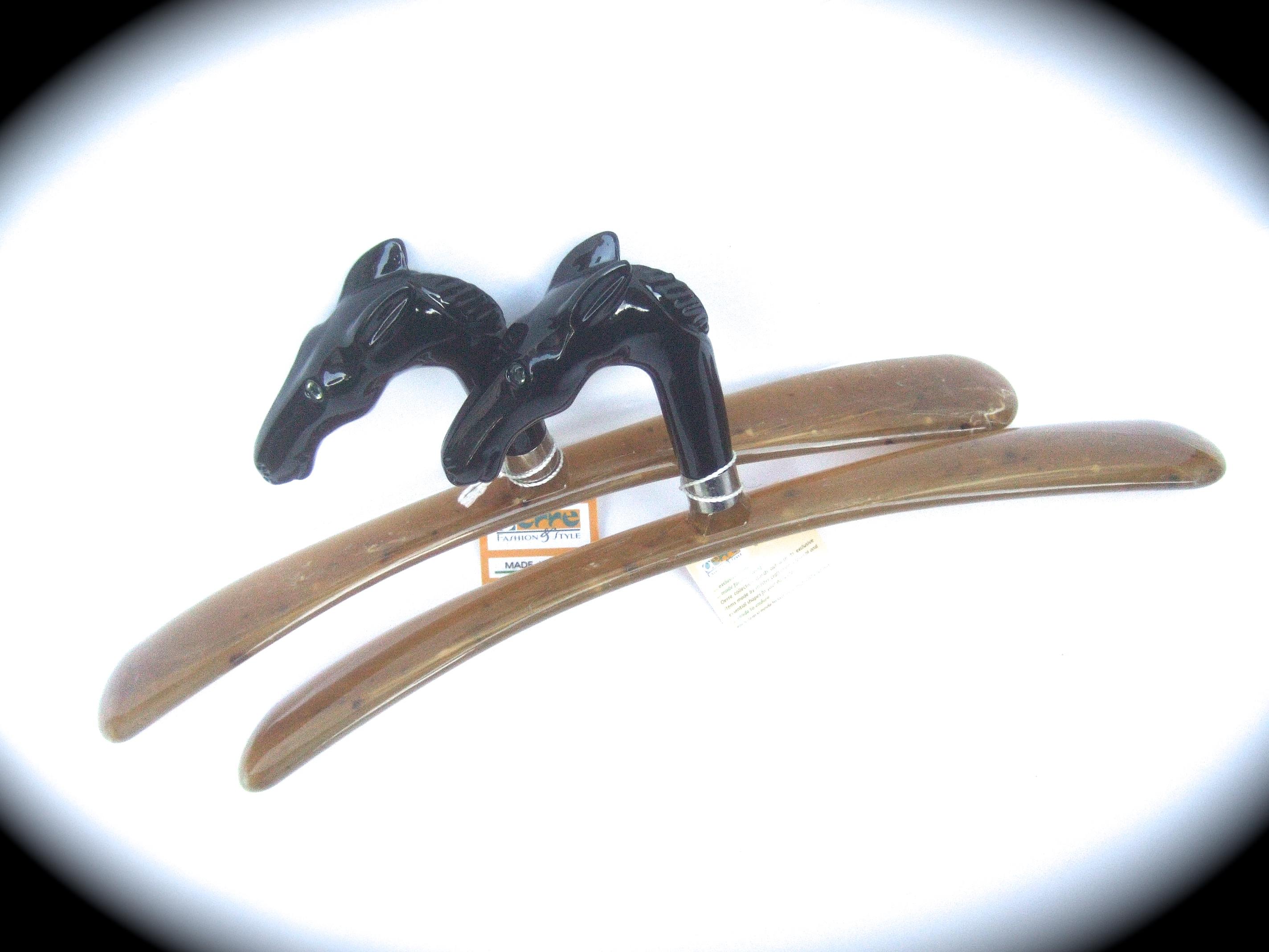 Sleek Pair of Italian Molded Resin Stylized Equine Clothing Hangers circa 21st   In Good Condition For Sale In University City, MO