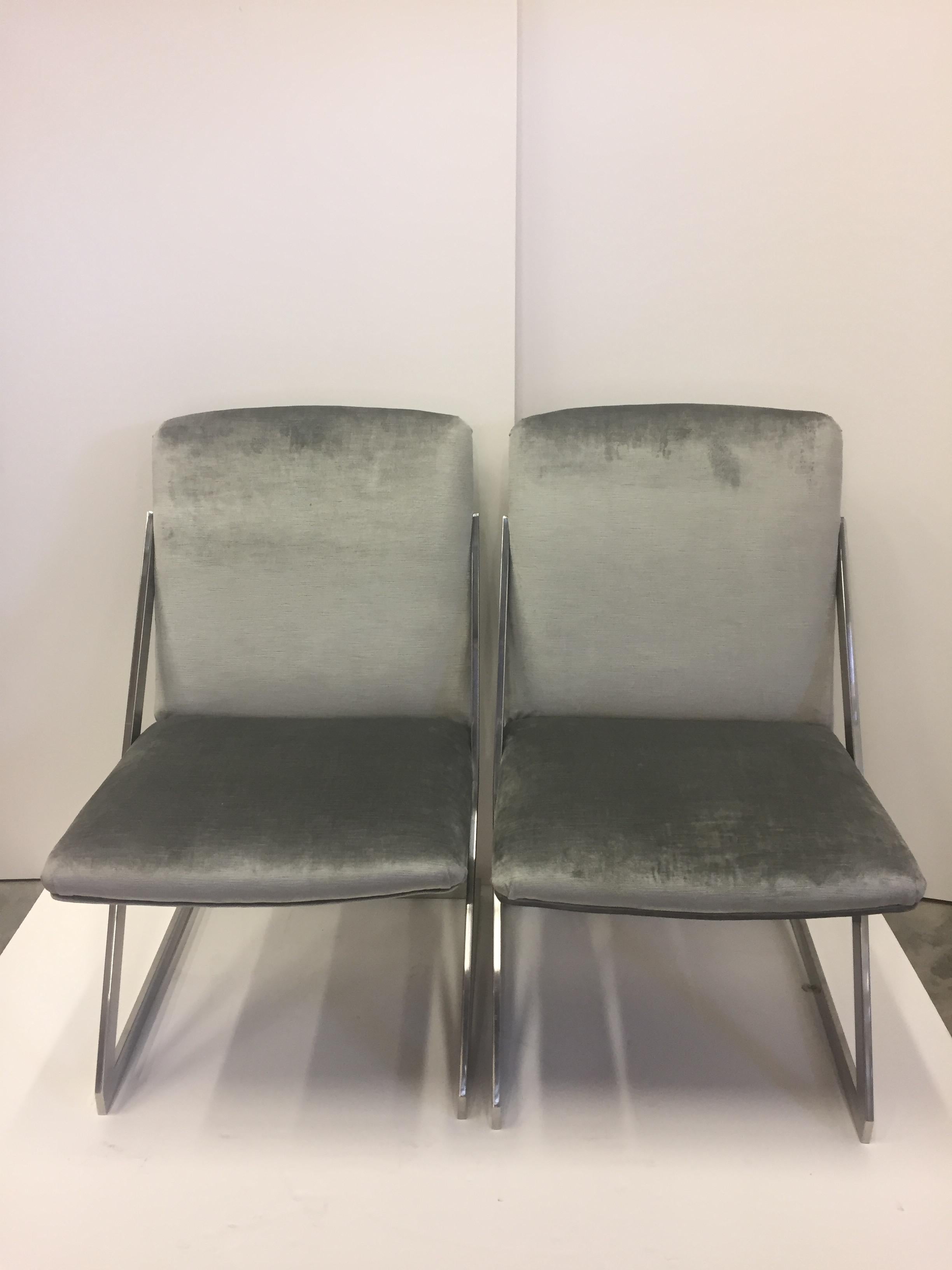 Sleek Pair of Mid-Century Modern Chrome and Gray Silk Velvet Club Chairs In Good Condition For Sale In Hopewell, NJ