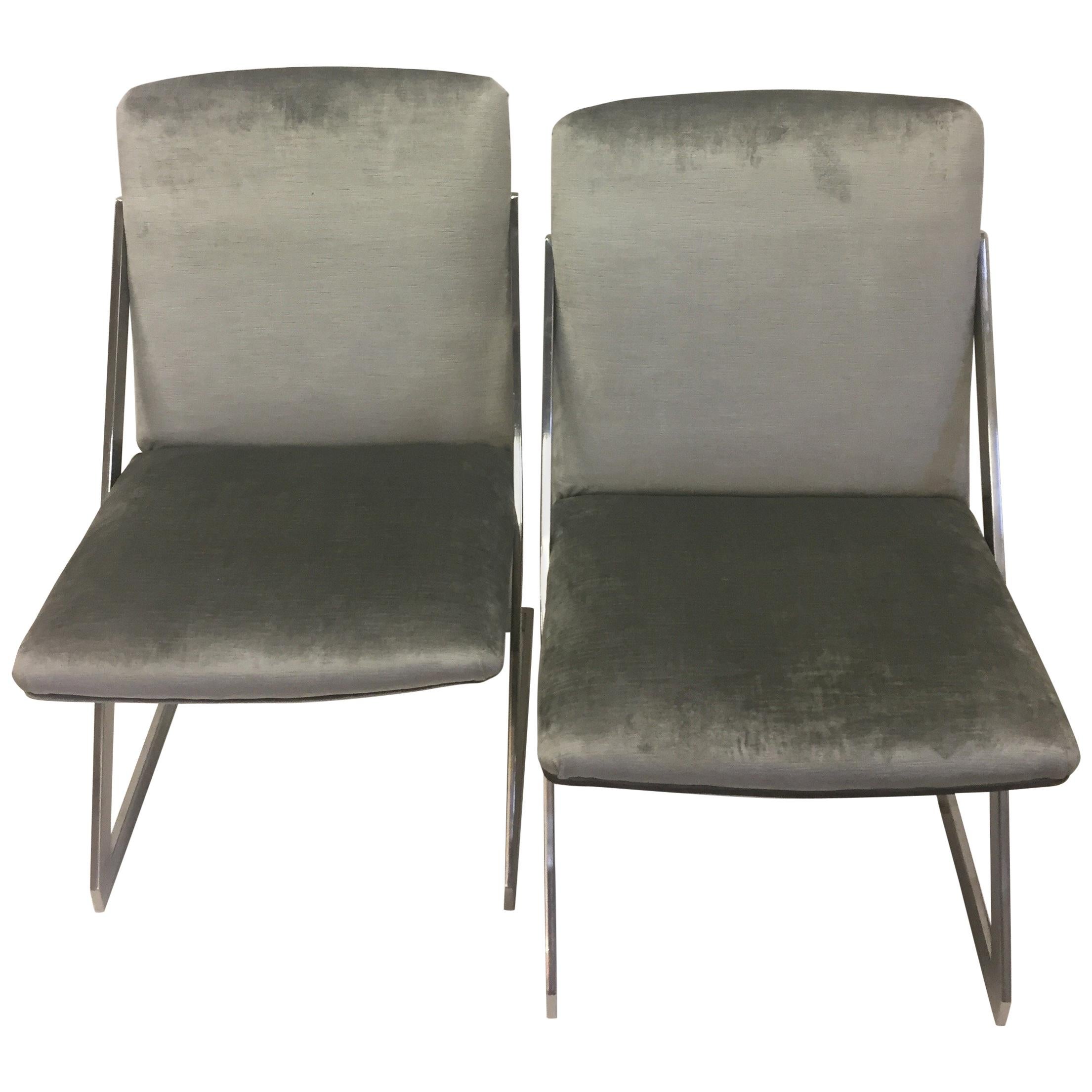 Paire élégante de fauteuils club en velours de soie gris et chrome, de style moderne de l'époque médiévale