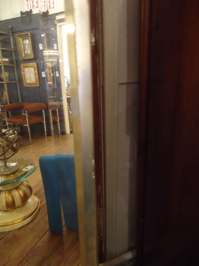 Specchio Elegante coppia di specchi moderni alti e smussati con cornice in foglia d'argento in vendita