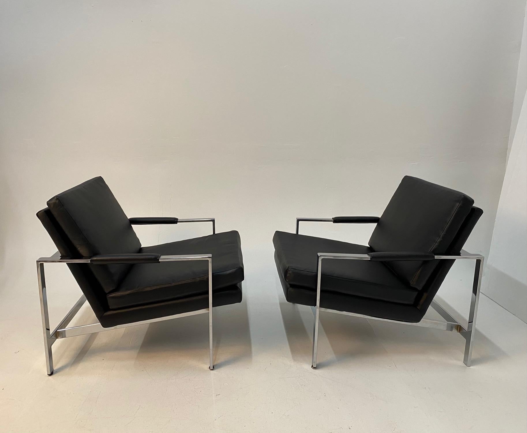 Mid-Century Modern Sleek Pair of Vintage Milo Baughman Style Chrome & Black Vinyl Club Chairs For Sale