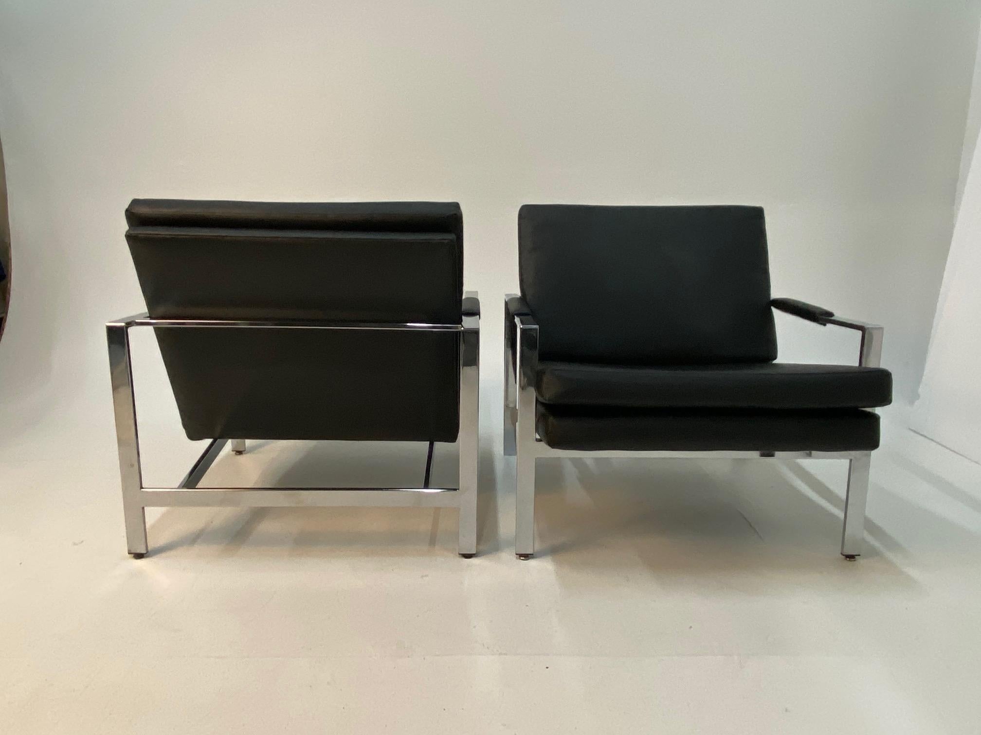 North American Sleek Pair of Vintage Milo Baughman Style Chrome & Black Vinyl Club Chairs For Sale