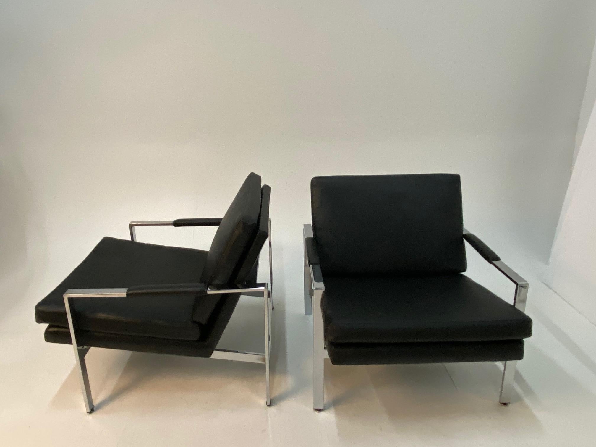 Sleek Pair of Vintage Milo Baughman Style Chrome & Black Vinyl Club Chairs In Good Condition For Sale In Hopewell, NJ