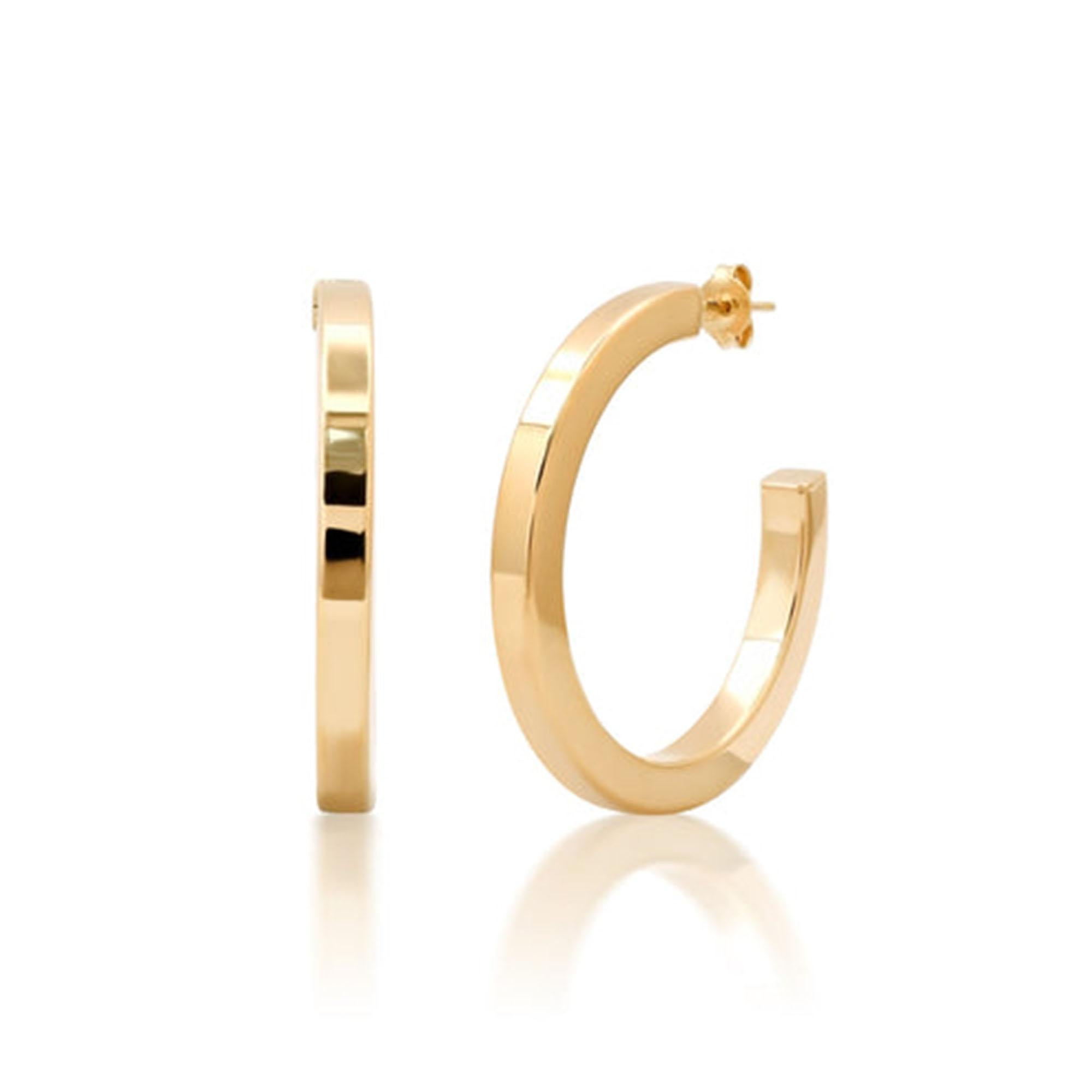 Ajoutez une touche d'élégance intemporelle à votre collection avec ces petites boucles d'oreilles en or jaune 14 carats à diamants. Fabriquées en or jaune 14 carats, ces boucles d'oreilles présentent un design élégant et sophistiqué, rehaussé par