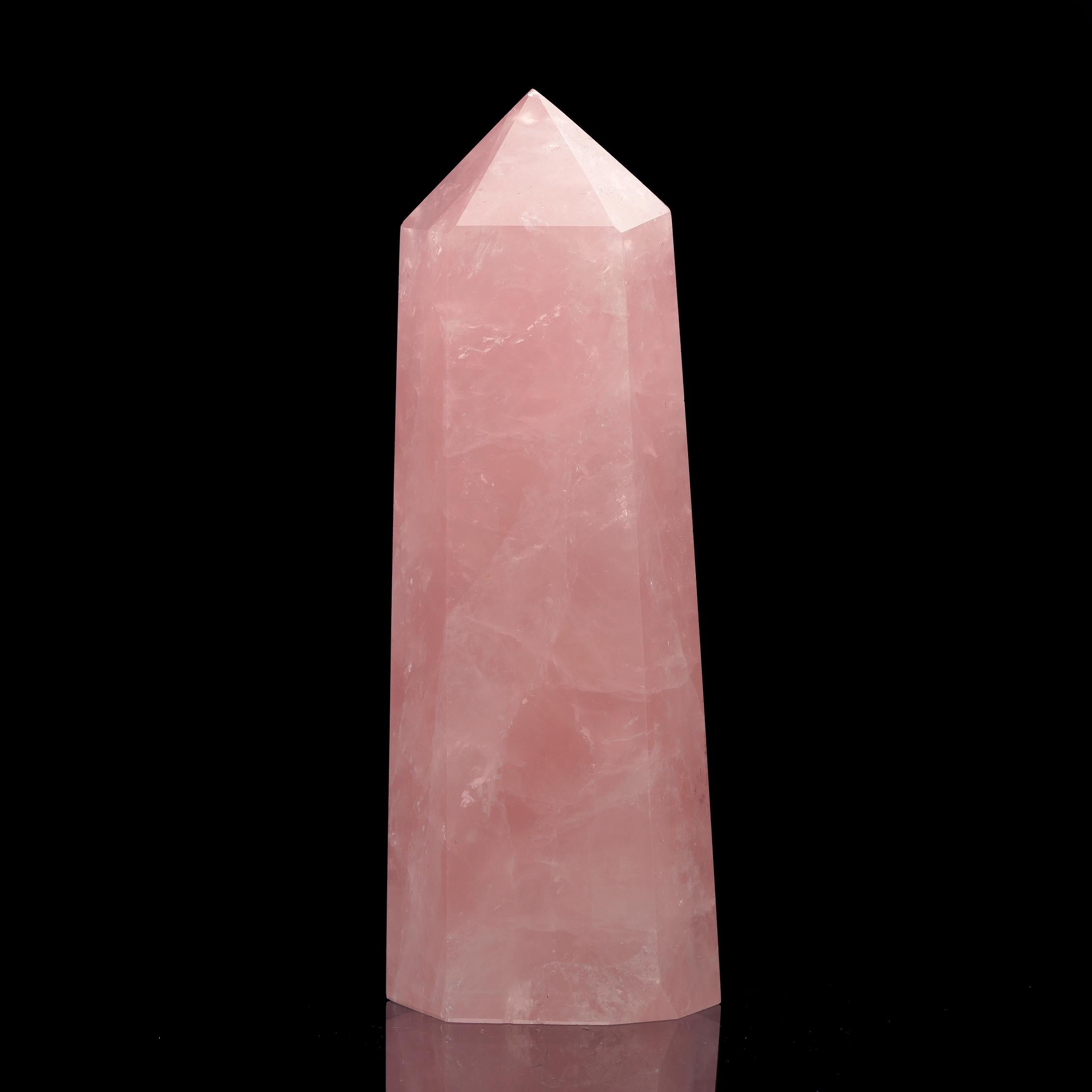 Originario del Brasile, questo obelisco di quarzo rosa alto e slanciato mostra i toni rosa tenui che rendono questo minerale così ammirato. Conosciuto come la pietra dell'amore incondizionato, il Quarzo Rosa viene spesso utilizzato per le sue