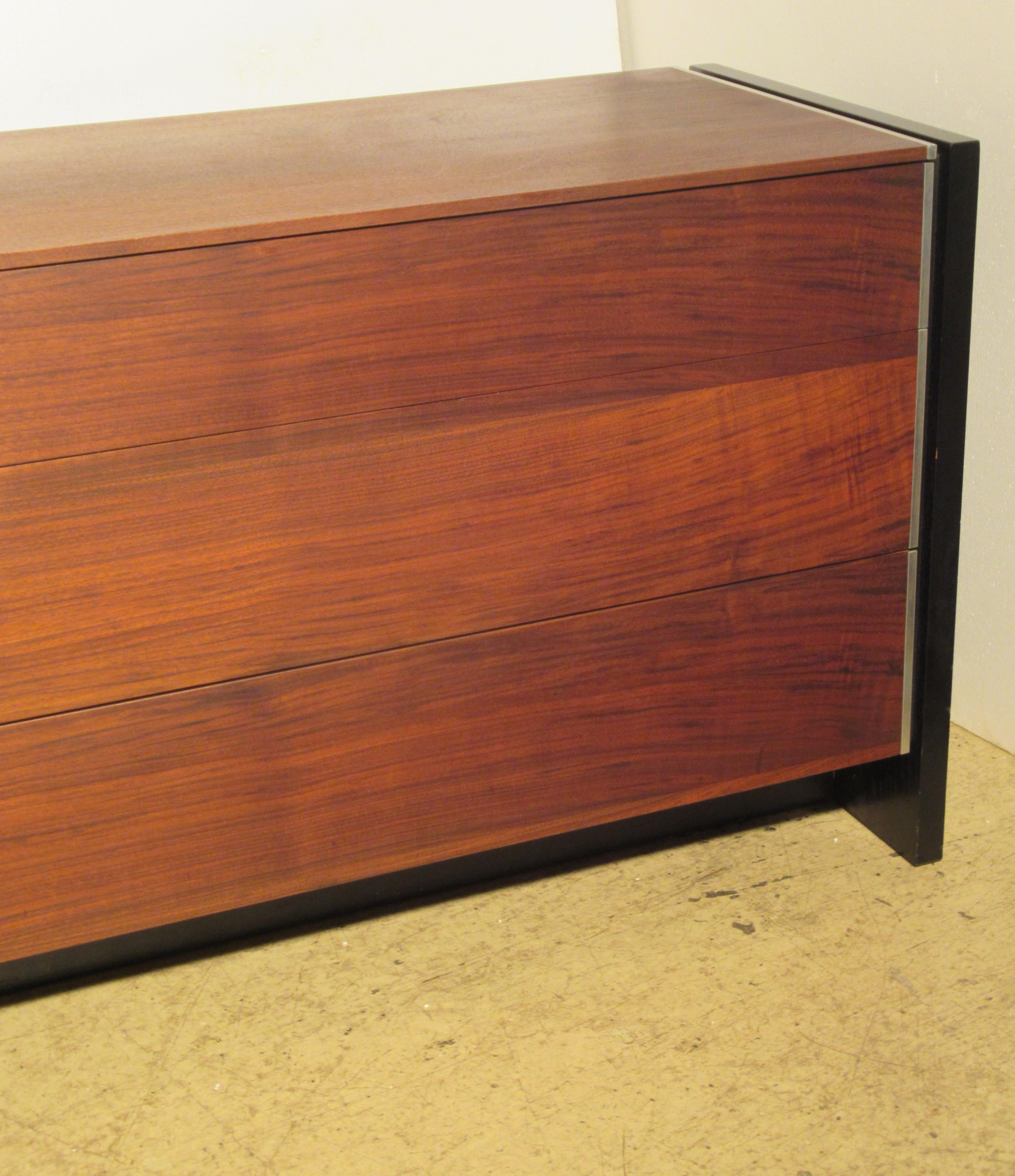 Sleek  Rosewood Dresser Credenza by Glenn of California In Good Condition In Rochester, NY