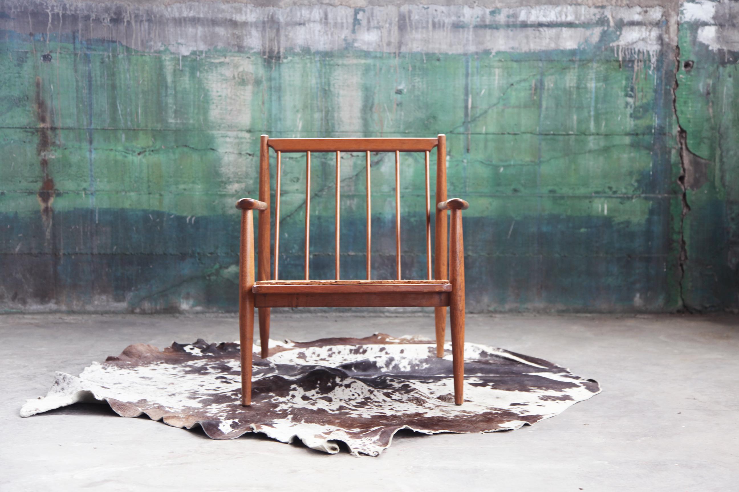 20th Century Sleek Sculptural Midcentury Danish Style Walnut Lounge Chair Frame For Sale