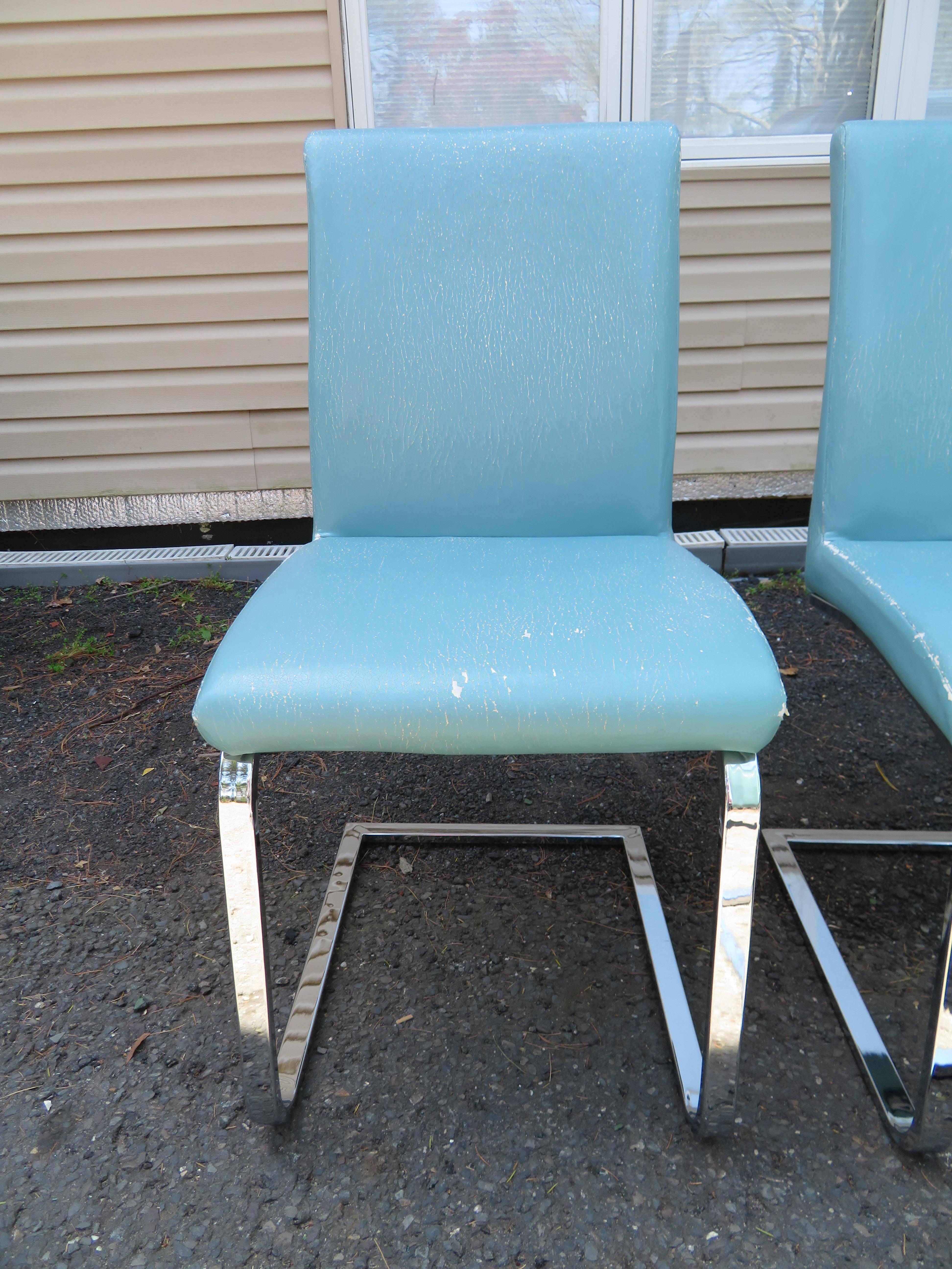 Ensemble élégant de 6 chaises à manger cantilever chromées de style Milo Baughman.  Ces chaises vintage sont très confortables avec un léger rebondissement de l'assise.  La tapisserie d'origine est usée et datée et nous recommandons de la refaire. 