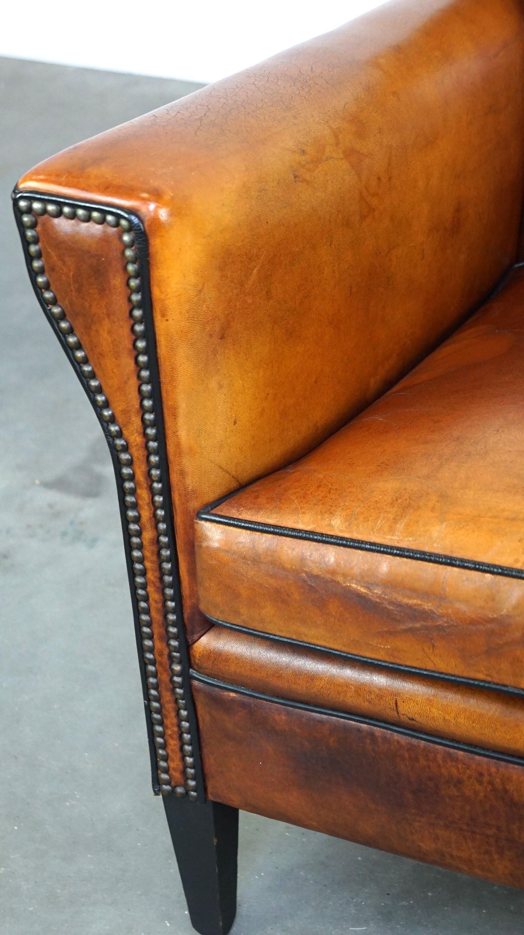 Elegante sillón de piel de oveja de diseño Art Déco con bonitos detalles en venta 4
