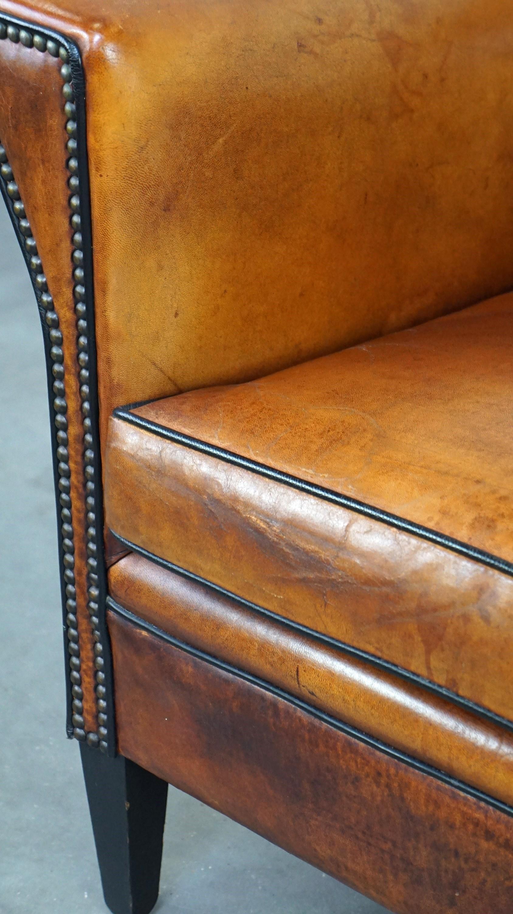 Elegante sillón de piel de oveja de diseño Art Déco con bonitos detalles en venta 5