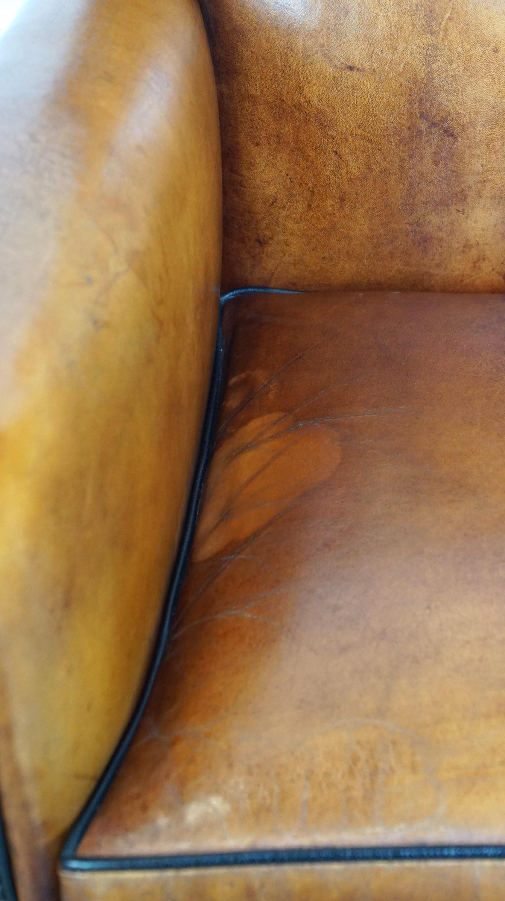 Elegante sillón de piel de oveja de diseño Art Déco con bonitos detalles en venta 6