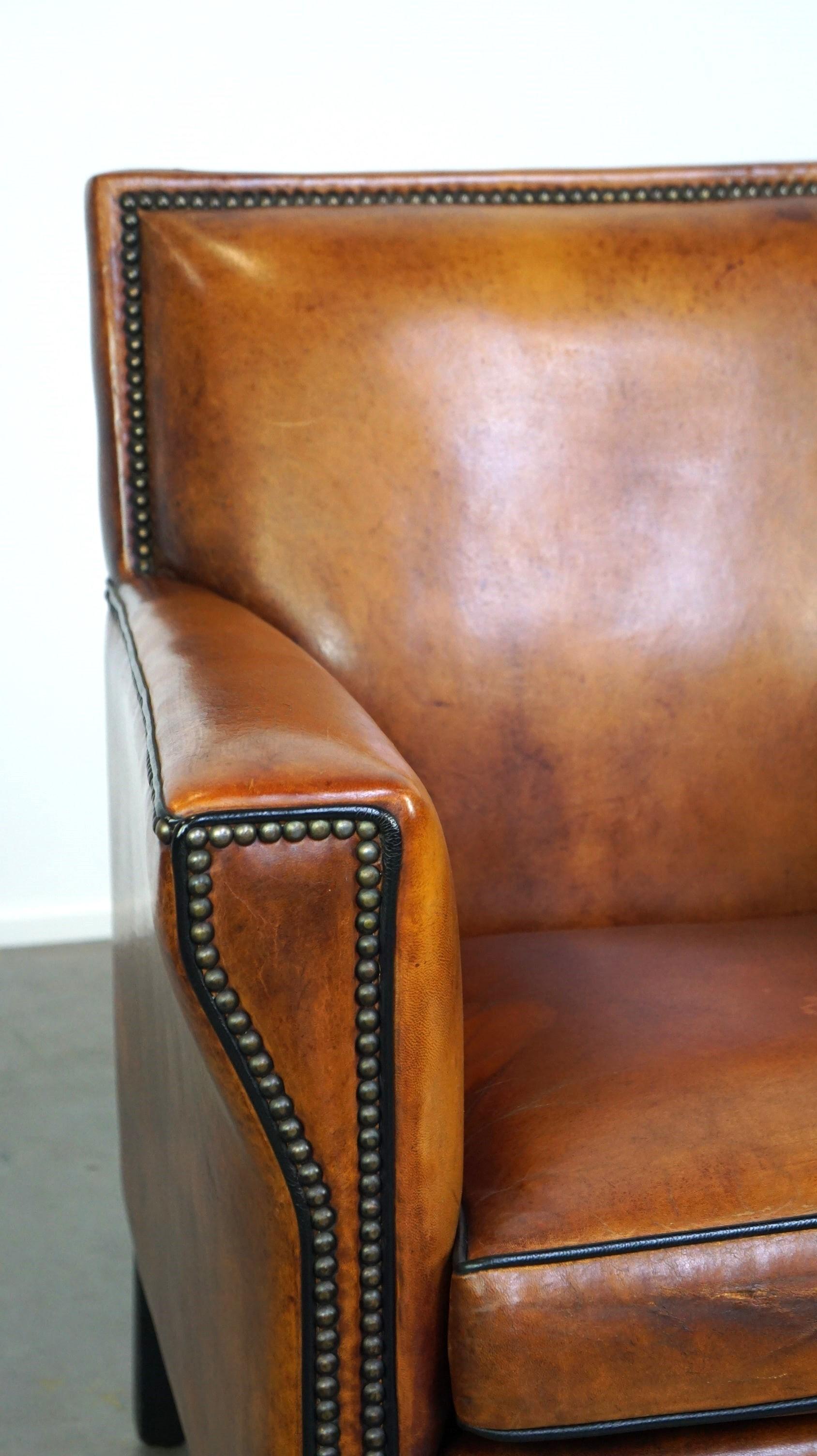Elegante sillón de piel de oveja de diseño Art Déco con bonitos detalles en venta 7