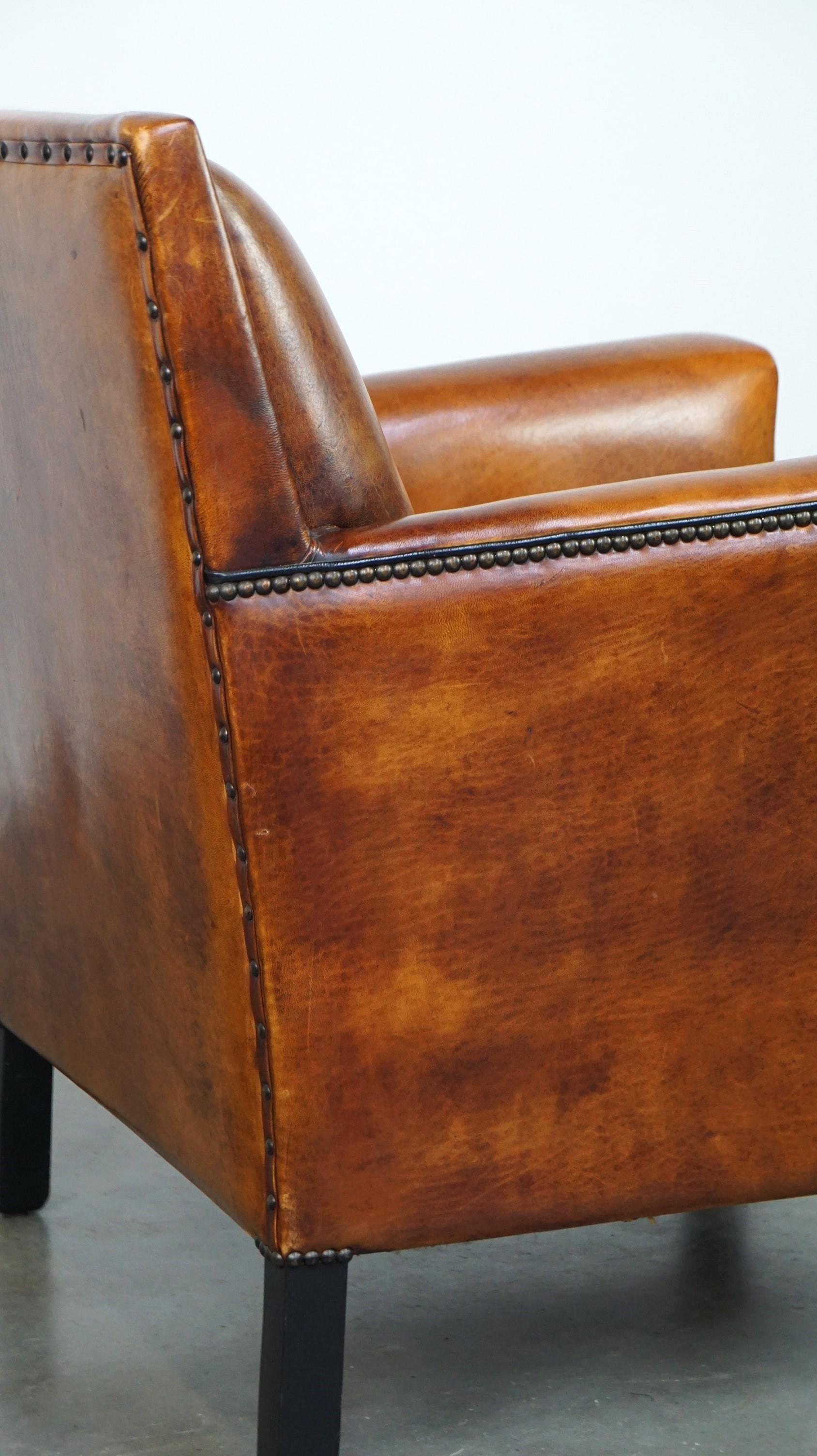 Elegante sillón de piel de oveja de diseño Art Déco con bonitos detalles en venta 8