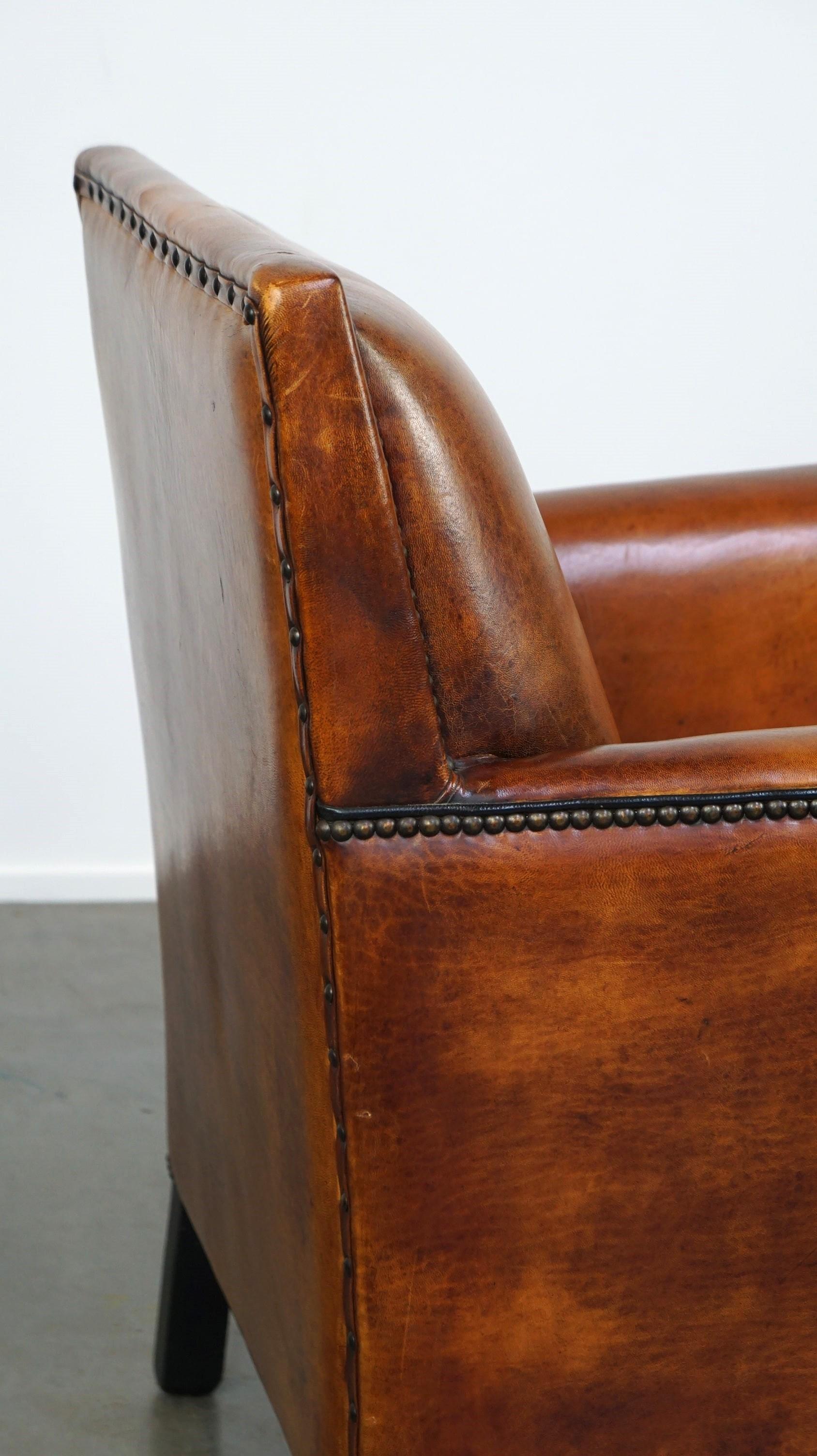 Elegante sillón de piel de oveja de diseño Art Déco con bonitos detalles en venta 9