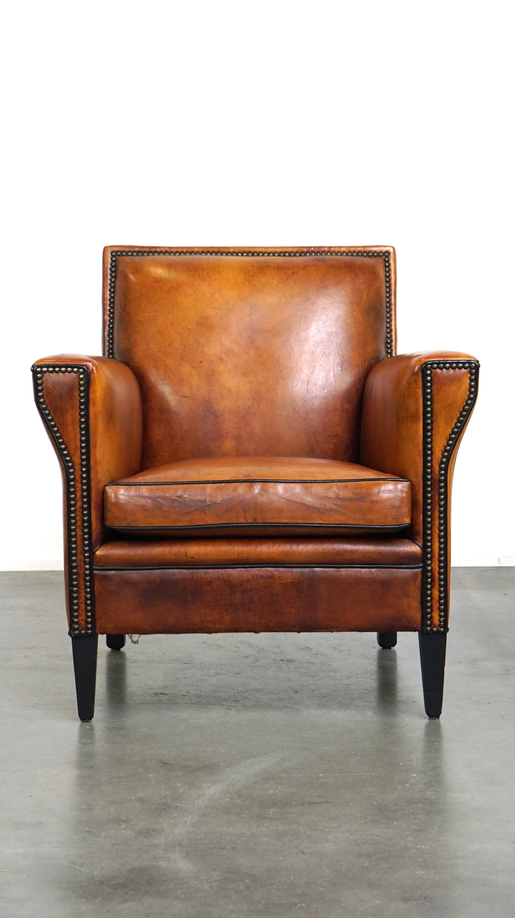 Se ofrece: este deseable sillón de diseño Art Déco de cuero de oveja con detalles impresionantes y estilo elegante.

Este atractivo sillón presenta un diseño elegante y está fabricado en piel de oveja de alta calidad. Tiene un bonito color cálido y